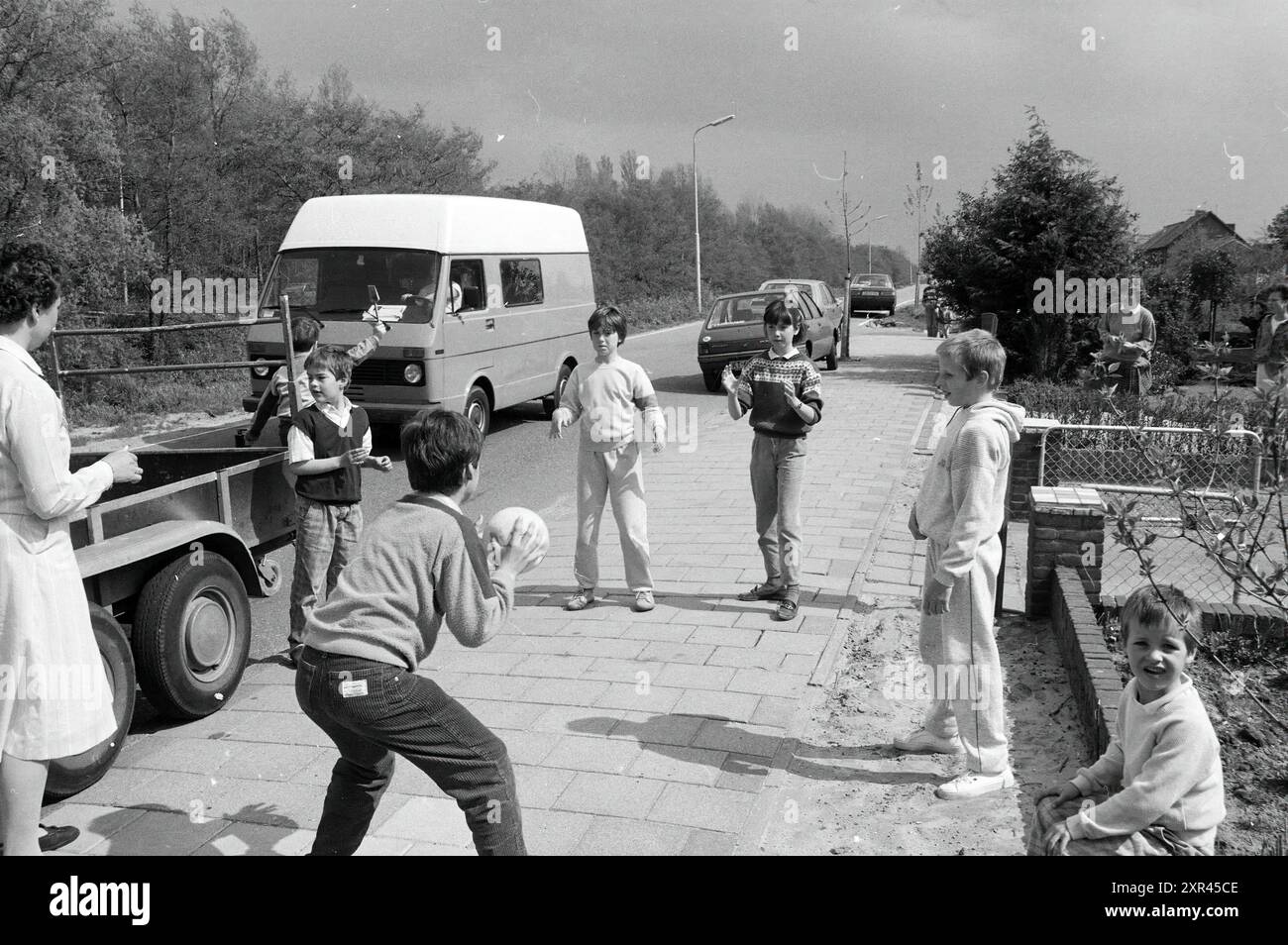 MRS Mense and Children, Oude Kruisweg 154, Cruquius, Personen, Cruquius, Oude Kruisweg, 14-05-1986, Whizgle Dutch News : des images historiques sur mesure pour l'avenir. Explorez le passé néerlandais avec des perspectives modernes grâce à des images d'agences néerlandaises. Concilier les événements d'hier avec les perspectives de demain. Embarquez pour un voyage intemporel avec des histoires qui façonnent notre avenir. Banque D'Images