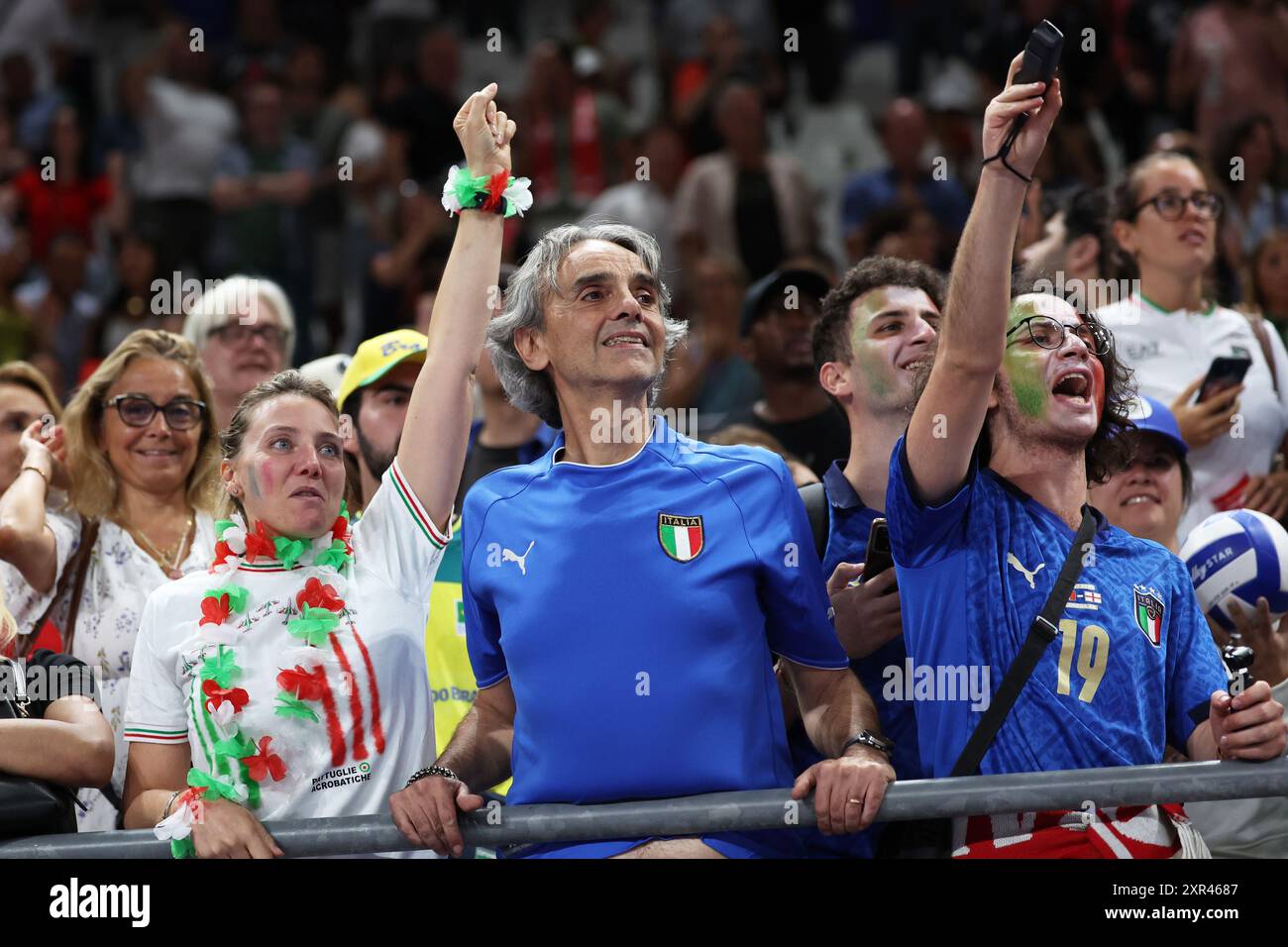 Paris, France. 8 août 2024. Les joueuses de l'Italie célèbrent après avoir marqué lors de la demi-finale féminine de volleyball entre l'Italie et T¨¹rkiye aux Jeux Olympiques de Paris 2024 à Paris, France, le 8 août 2024. Crédit : Qin Lang/Xinhua/Alamy Live News Banque D'Images
