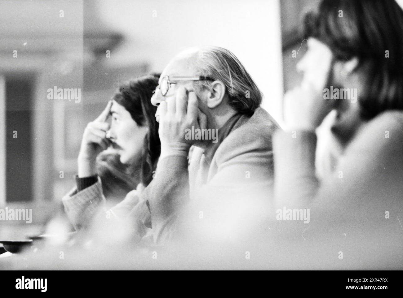 Débats dans la salle du conseil (sur l'éducation), Conseil municipal de Haarlem, 08-11-1978, Whizgle Dutch News : images historiques adaptées pour l'avenir. Explorez le passé néerlandais avec des perspectives modernes grâce à des images d'agences néerlandaises. Concilier les événements d'hier avec les perspectives de demain. Embarquez pour un voyage intemporel avec des histoires qui façonnent notre avenir. Banque D'Images