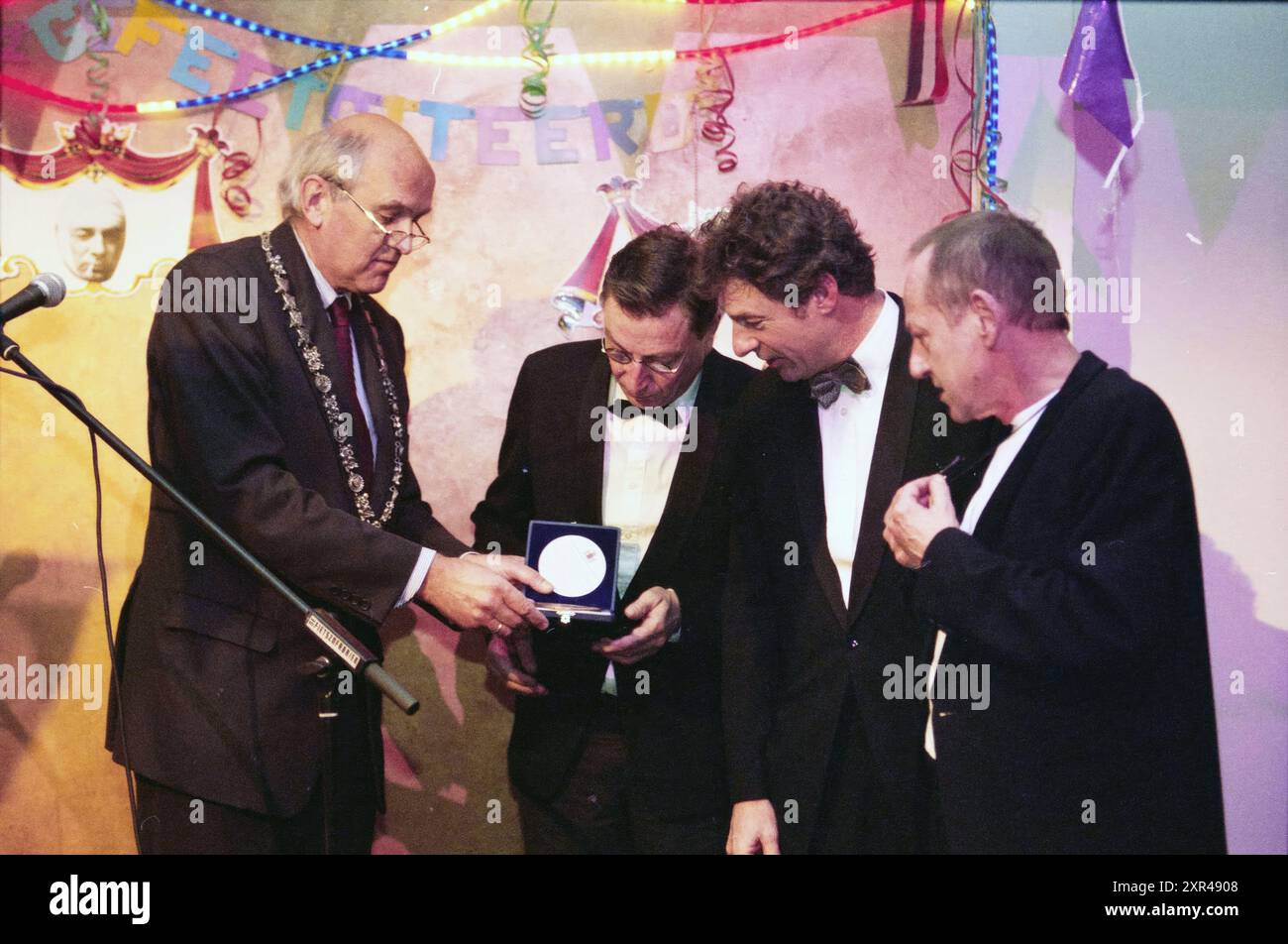 Célébration du 25e anniversaire de la troupe de théâtre 'Het Volk' dans la Fietsznfabriek, avec présentation d'un livre sur l'histoire de la troupe., Haarlem, Nederland, 08-12-2001, Whizgle Dutch News : images historiques adaptées pour l'avenir. Explorez le passé néerlandais avec des perspectives modernes grâce à des images d'agences néerlandaises. Concilier les événements d'hier avec les perspectives de demain. Embarquez pour un voyage intemporel avec des histoires qui façonnent notre avenir. Banque D'Images