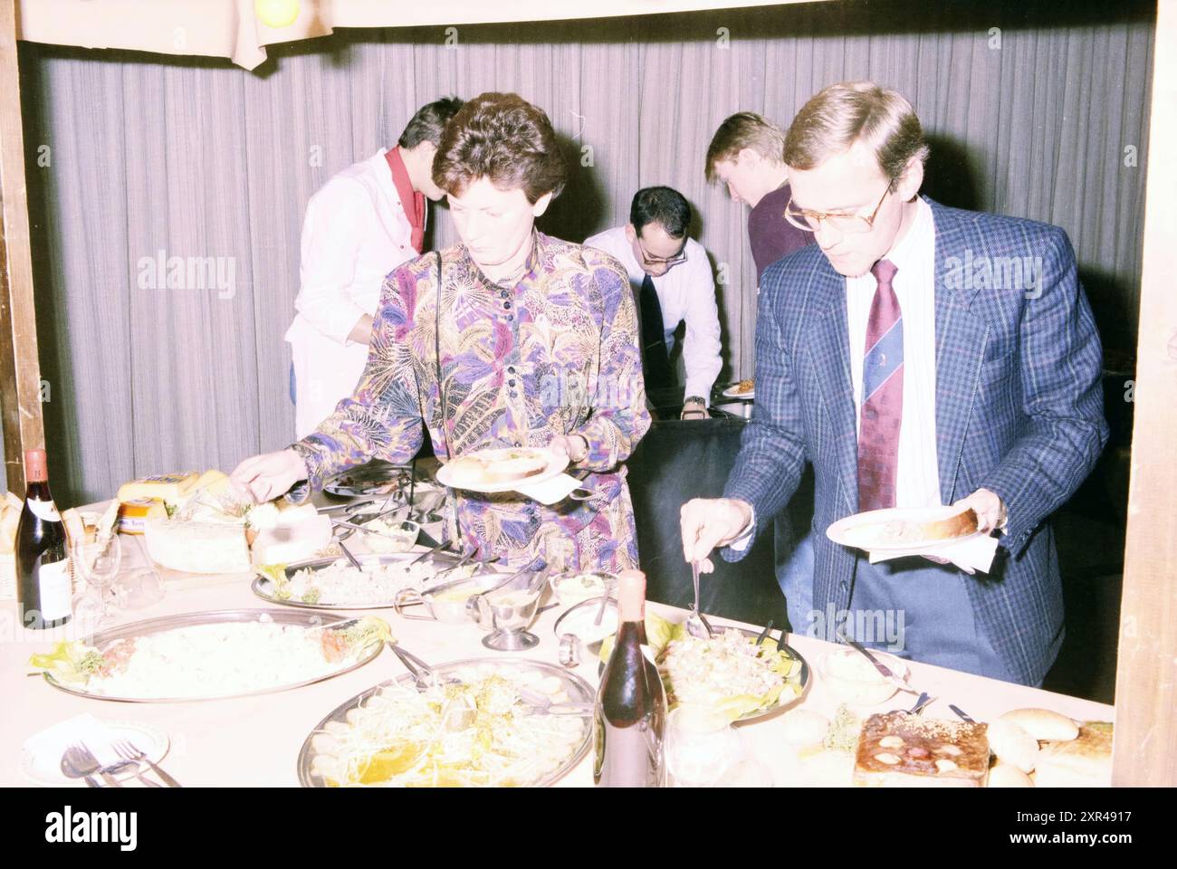 Réception, fête, Whizgle Dutch News : des images historiques sur mesure pour l'avenir. Explorez le passé néerlandais avec des perspectives modernes grâce à des images d'agences néerlandaises. Concilier les événements d'hier avec les perspectives de demain. Embarquez pour un voyage intemporel avec des histoires qui façonnent notre avenir. Banque D'Images
