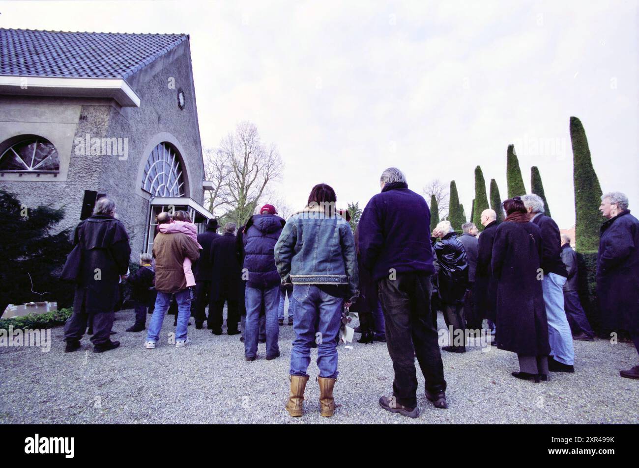 Funérailles Lennaert Nijgh, Heemstede, pays-Bas, 04-12-2002, Whizgle Dutch News : images historiques sur mesure pour l'avenir. Explorez le passé néerlandais avec des perspectives modernes grâce à des images d'agences néerlandaises. Concilier les événements d'hier avec les perspectives de demain. Embarquez pour un voyage intemporel avec des histoires qui façonnent notre avenir. Banque D'Images Funérailles Lennaert Nijgh, Heemstede, pays-Bas, 04-12-2002, Whizgle Dutch News : images historiques sur mesure pour l'avenir. Explorez le passé néerlandais avec des perspectives modernes grâce à des images d'agences néerlandaises. Concilier les événements d'hier avec les perspectives de demain. Embarquez pour un voyage intemporel avec des histoires qui façonnent notre avenir. Banque D'Images