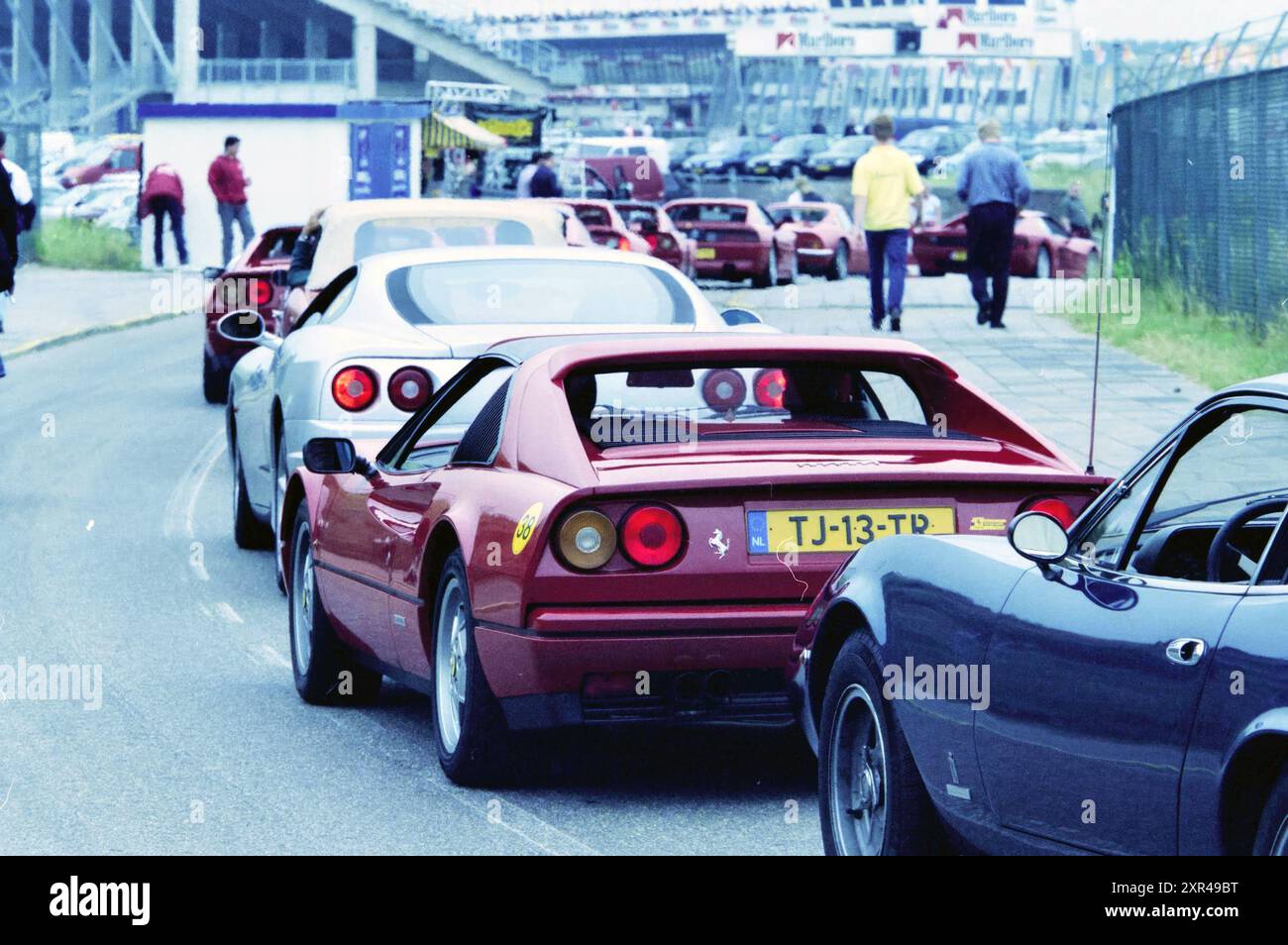 Événement Ferrari sur et autour du circuit de Zandvoort avec différents types de Ferrari. Défilé de Ferrari, Zandvoort, 07-07-2001, Whizgle Dutch News : images historiques adaptées pour l'avenir. Explorez le passé néerlandais avec des perspectives modernes grâce à des images d'agences néerlandaises. Concilier les événements d'hier avec les perspectives de demain. Embarquez pour un voyage intemporel avec des histoires qui façonnent notre avenir. Banque D'Images