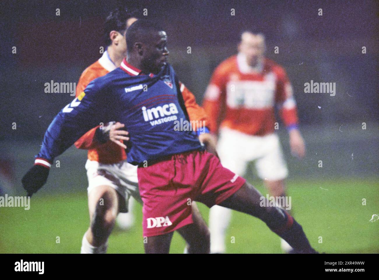 Football : Haarlem - RBC, 20-02-2000, Whizgle Dutch News : des images historiques sur mesure pour l'avenir. Explorez le passé néerlandais avec des perspectives modernes grâce à des images d'agences néerlandaises. Concilier les événements d'hier avec les perspectives de demain. Embarquez pour un voyage intemporel avec des histoires qui façonnent notre avenir. Banque D'Images