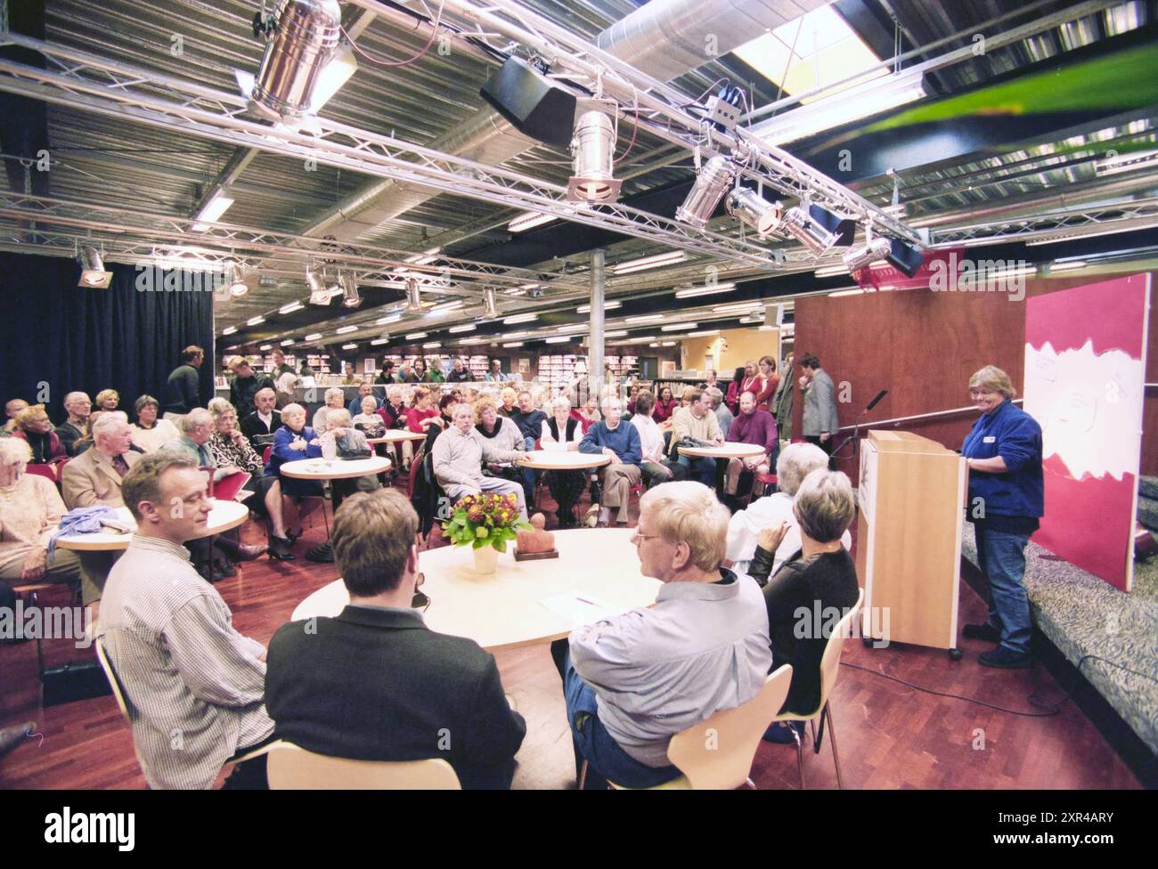 Après-midi politique, bibliothèque, Velsen, 24-11-2000, Whizgle Dutch News : images historiques sur mesure pour l'avenir. Explorez le passé néerlandais avec des perspectives modernes grâce à des images d'agences néerlandaises. Concilier les événements d'hier avec les perspectives de demain. Embarquez pour un voyage intemporel avec des histoires qui façonnent notre avenir. Banque D'Images