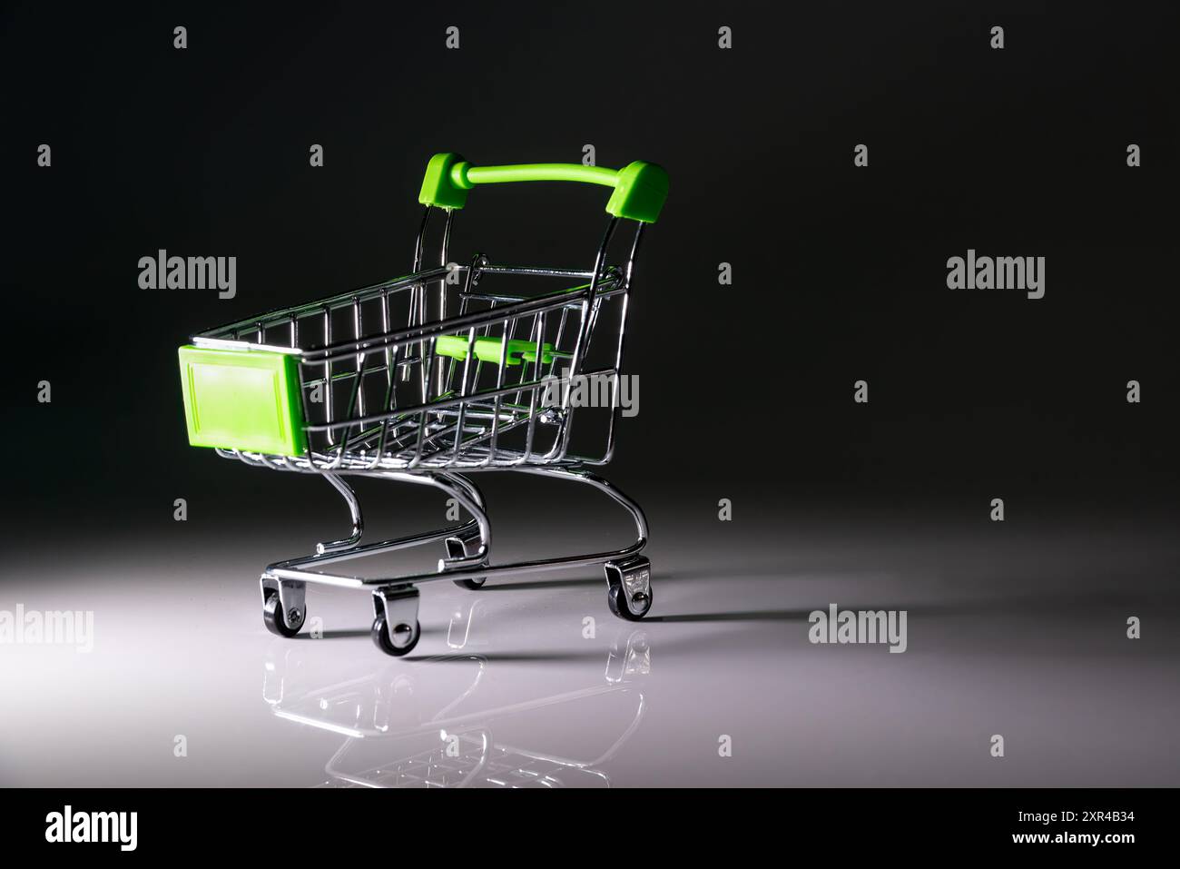 Chariot de supermarché, modèle, fond noir Banque D'Images