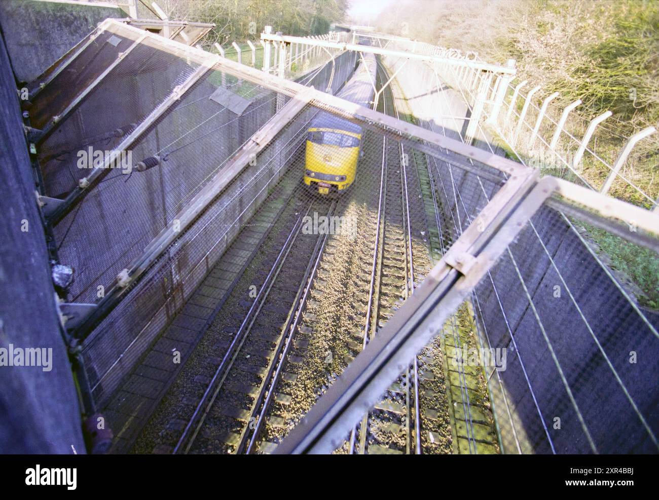 Train dans un tunnel ferroviaire, IJmuiden, pays-Bas, 29-11-2000, Whizgle Dutch News : des images historiques sur mesure pour l'avenir. Explorez le passé néerlandais avec des perspectives modernes grâce à des images d'agences néerlandaises. Concilier les événements d'hier avec les perspectives de demain. Embarquez pour un voyage intemporel avec des histoires qui façonnent notre avenir. Banque D'Images