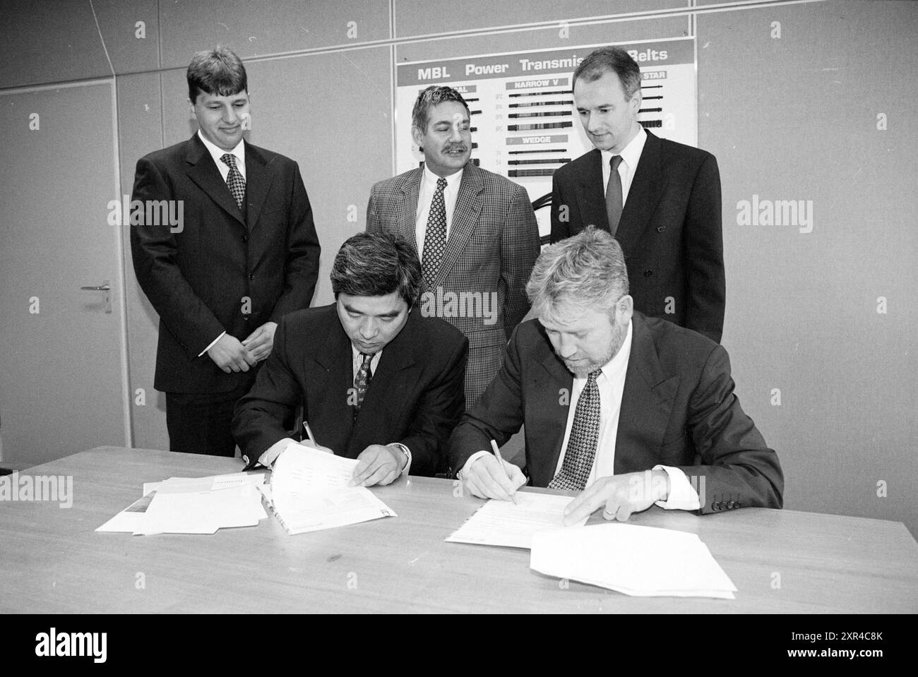 Signer contrat MLB - Bestmate [Major League Baseball], 12-09-1996, Whizgle Dutch News : images historiques sur mesure pour l'avenir. Explorez le passé néerlandais avec des perspectives modernes grâce à des images d'agences néerlandaises. Concilier les événements d'hier avec les perspectives de demain. Embarquez pour un voyage intemporel avec des histoires qui façonnent notre avenir. Banque D'Images