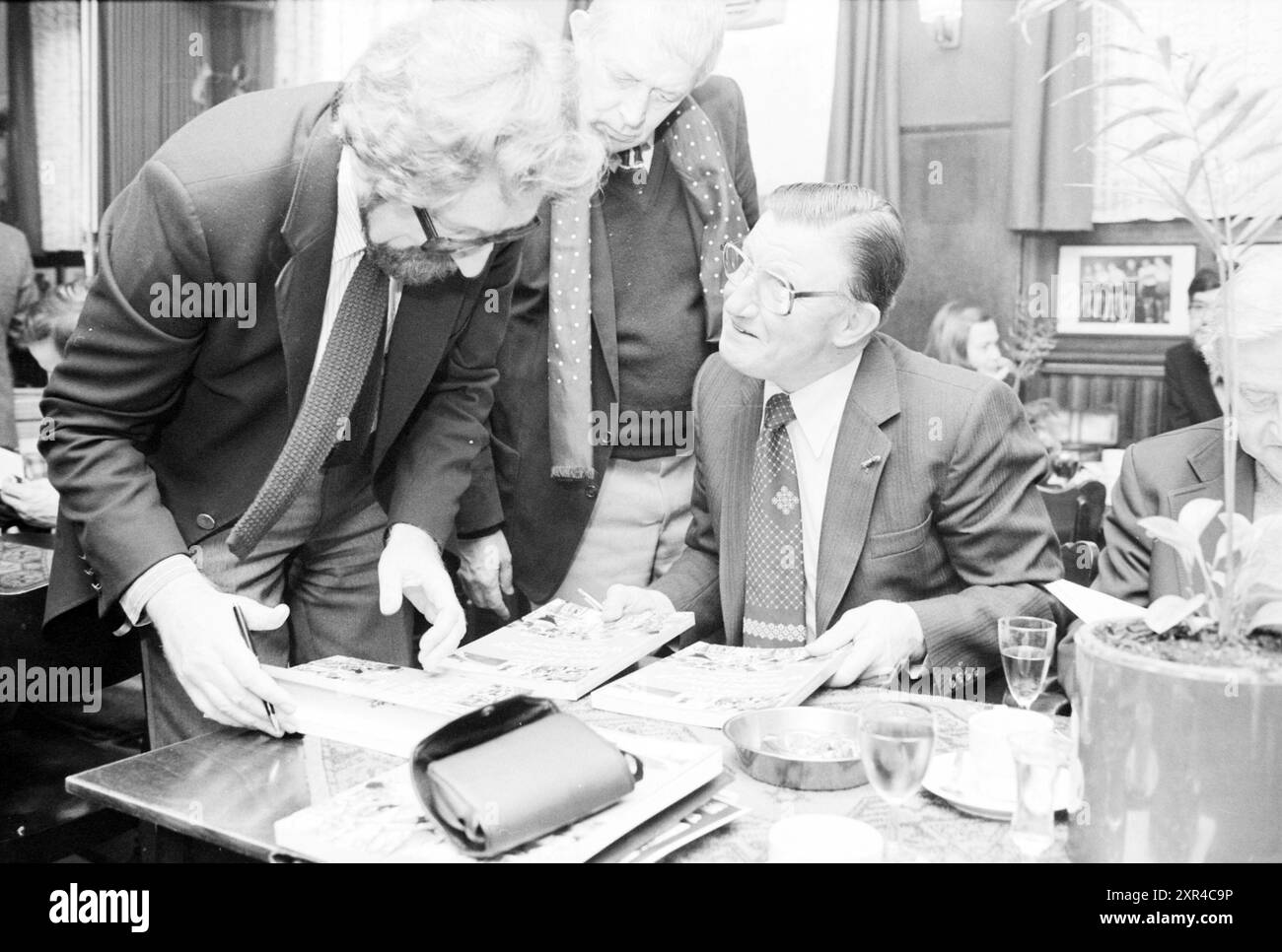 Présentation du livre 'A Century of Dutch Cycling. From Jaap Eden to Joop Zoetemelk' compilé par Wim van Eyle, publié par Het Spectrum. De Vliert, Den Bosch. Cyclisme. Livres et libraires., s-Hertogenbosch, 16-12-1980, Whizgle Dutch News : images historiques sur mesure pour l'avenir. Explorez le passé néerlandais avec des perspectives modernes grâce à des images d'agences néerlandaises. Concilier les événements d'hier avec les perspectives de demain. Embarquez pour un voyage intemporel avec des histoires qui façonnent notre avenir. Banque D'Images