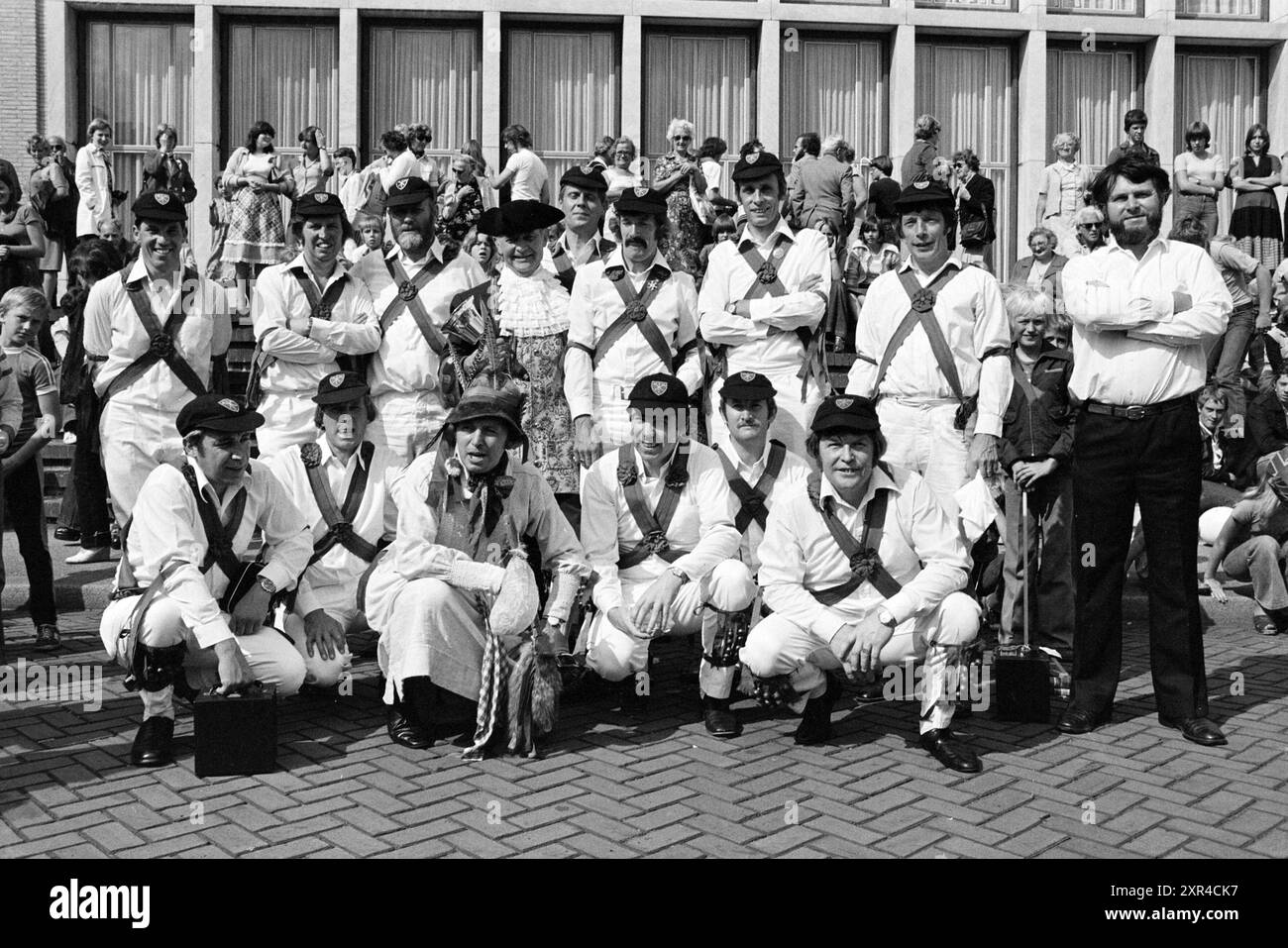 Morris Dancers in IJm., Dancing, IJmuiden, plein 1945, pays-Bas, 03-09-1977, Whizgle Dutch News : des images historiques sur mesure pour l'avenir. Explorez le passé néerlandais avec des perspectives modernes grâce à des images d'agences néerlandaises. Concilier les événements d'hier avec les perspectives de demain. Embarquez pour un voyage intemporel avec des histoires qui façonnent notre avenir. Banque D'Images