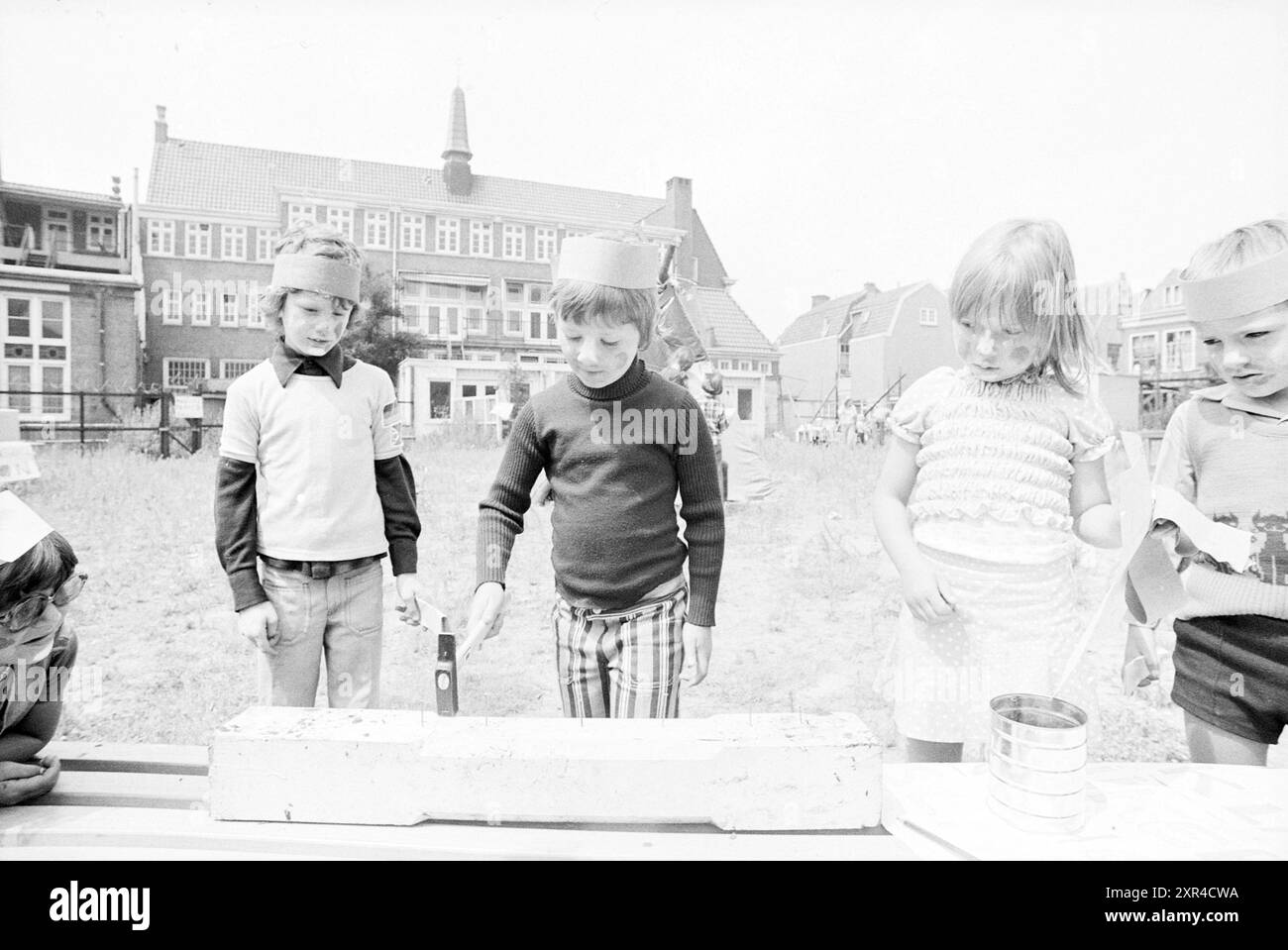 Jeux d'enfants dans le jardin de l'ancien E.G., enfants, enfant, maisons d'enfants, fête d'enfants, Children's, 29-06-1974, Whizgle Dutch News : images historiques adaptées pour l'avenir. Explorez le passé néerlandais avec des perspectives modernes grâce à des images d'agences néerlandaises. Concilier les événements d'hier avec les perspectives de demain. Embarquez pour un voyage intemporel avec des histoires qui façonnent notre avenir. Banque D'Images