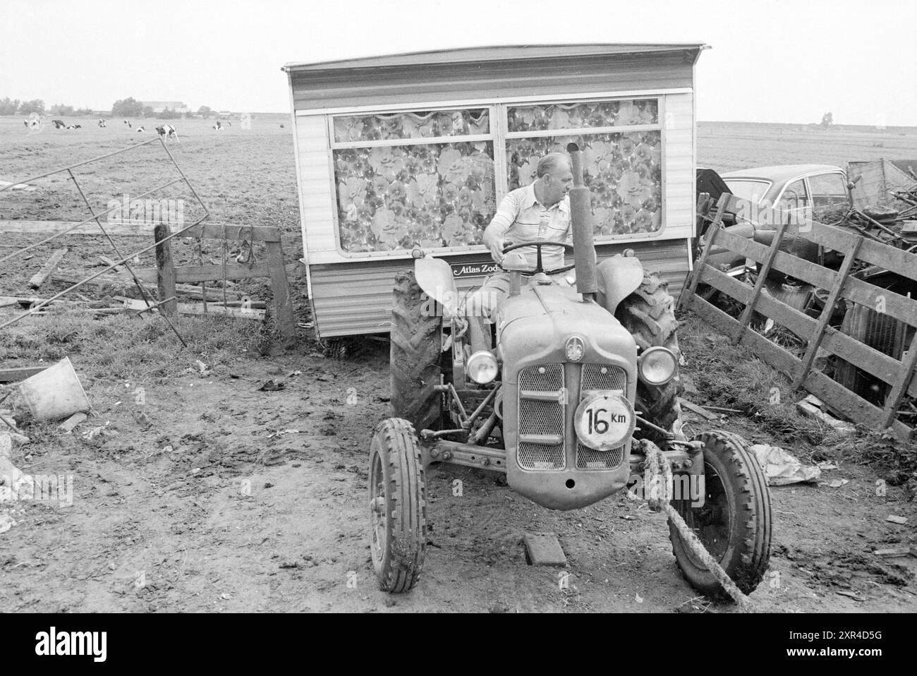 Retrait de mobil-home Spaarnwoude, Camping, Spaarnwoude, 05-07-1979, Whizgle Dutch News : des images historiques sur mesure pour l'avenir. Explorez le passé néerlandais avec des perspectives modernes grâce à des images d'agences néerlandaises. Concilier les événements d'hier avec les perspectives de demain. Embarquez pour un voyage intemporel avec des histoires qui façonnent notre avenir. Banque D'Images