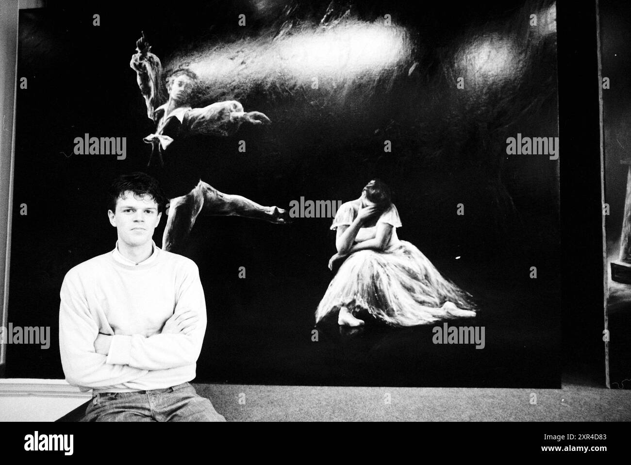 Artiste Kees van Citters devant une peinture de lui dans la bibliothèque Heemstede, Heemstede, pays-Bas, 06-01-1989, Whizgle Dutch News : images historiques adaptées pour l'avenir. Explorez le passé néerlandais avec des perspectives modernes grâce à des images d'agences néerlandaises. Concilier les événements d'hier avec les perspectives de demain. Embarquez pour un voyage intemporel avec des histoires qui façonnent notre avenir. Banque D'Images