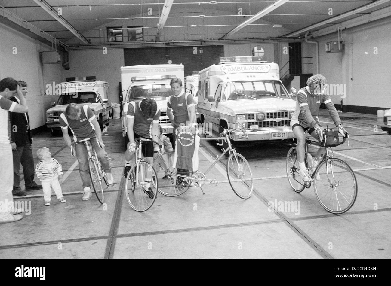 Tour cycliste pour la fondation du cœur par l'ambulance Haarlem, cyclisme, pistes cyclables, cyclistes, cyclisme, pistes cyclables, cyclistes, Haarlem, pays-Bas, 23-05-1986, Whizgle Dutch News : des images historiques sur mesure pour l'avenir. Explorez le passé néerlandais avec des perspectives modernes grâce à des images d'agences néerlandaises. Concilier les événements d'hier avec les perspectives de demain. Embarquez pour un voyage intemporel avec des histoires qui façonnent notre avenir. Banque D'Images