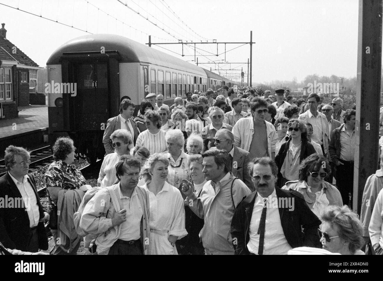 Train d'arrivée avec visiteurs allemands, gare lisse, défilé de fleurs, exposition de fleurs, lisse, 25-04-1987, Whizgle Dutch News : des images historiques sur mesure pour l'avenir. Explorez le passé néerlandais avec des perspectives modernes grâce à des images d'agences néerlandaises. Concilier les événements d'hier avec les perspectives de demain. Embarquez pour un voyage intemporel avec des histoires qui façonnent notre avenir. Banque D'Images