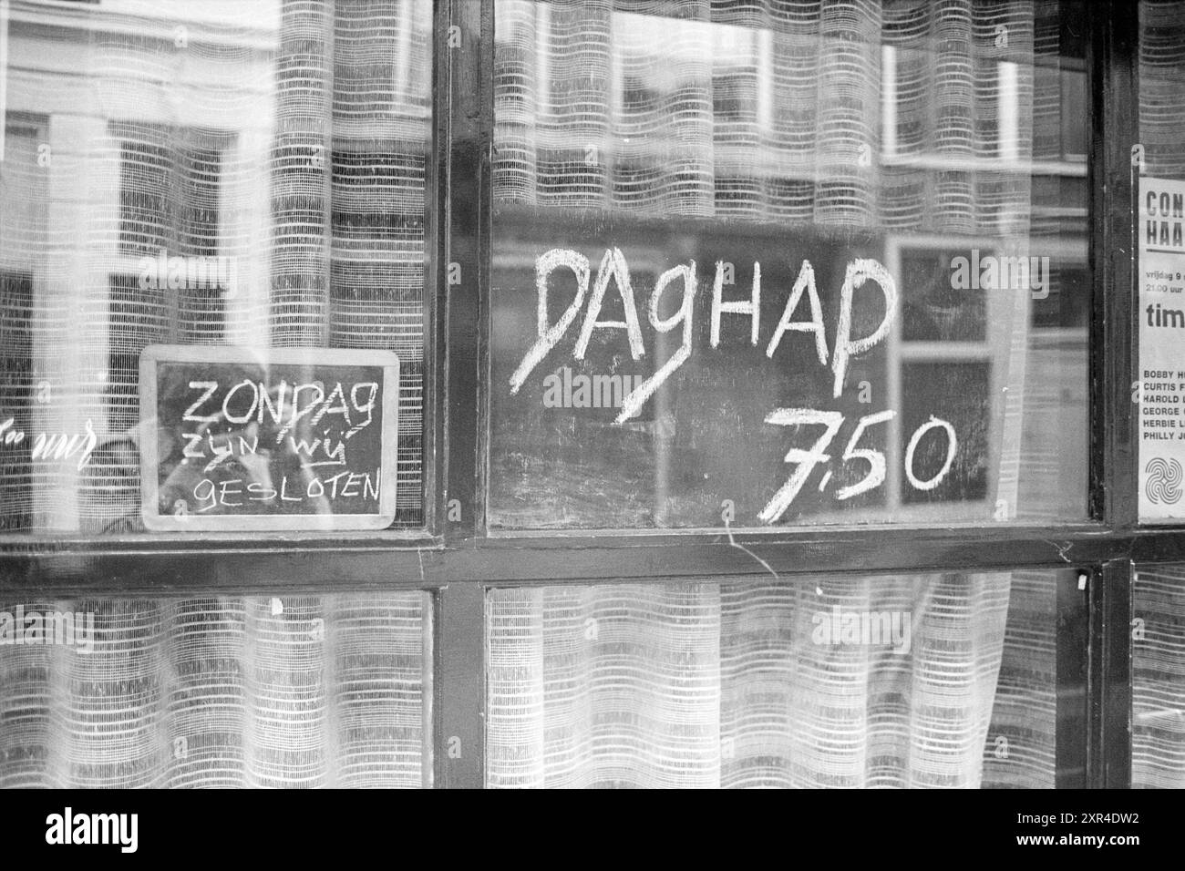 Message 'Daily Meal 7,50' sur la vitrine d'un restaurant, Haarlem, pays-Bas, 00-11-1983, Whizgle Dutch News : images historiques sur mesure pour l'avenir. Explorez le passé néerlandais avec des perspectives modernes grâce à des images d'agences néerlandaises. Concilier les événements d'hier avec les perspectives de demain. Embarquez pour un voyage intemporel avec des histoires qui façonnent notre avenir. Banque D'Images