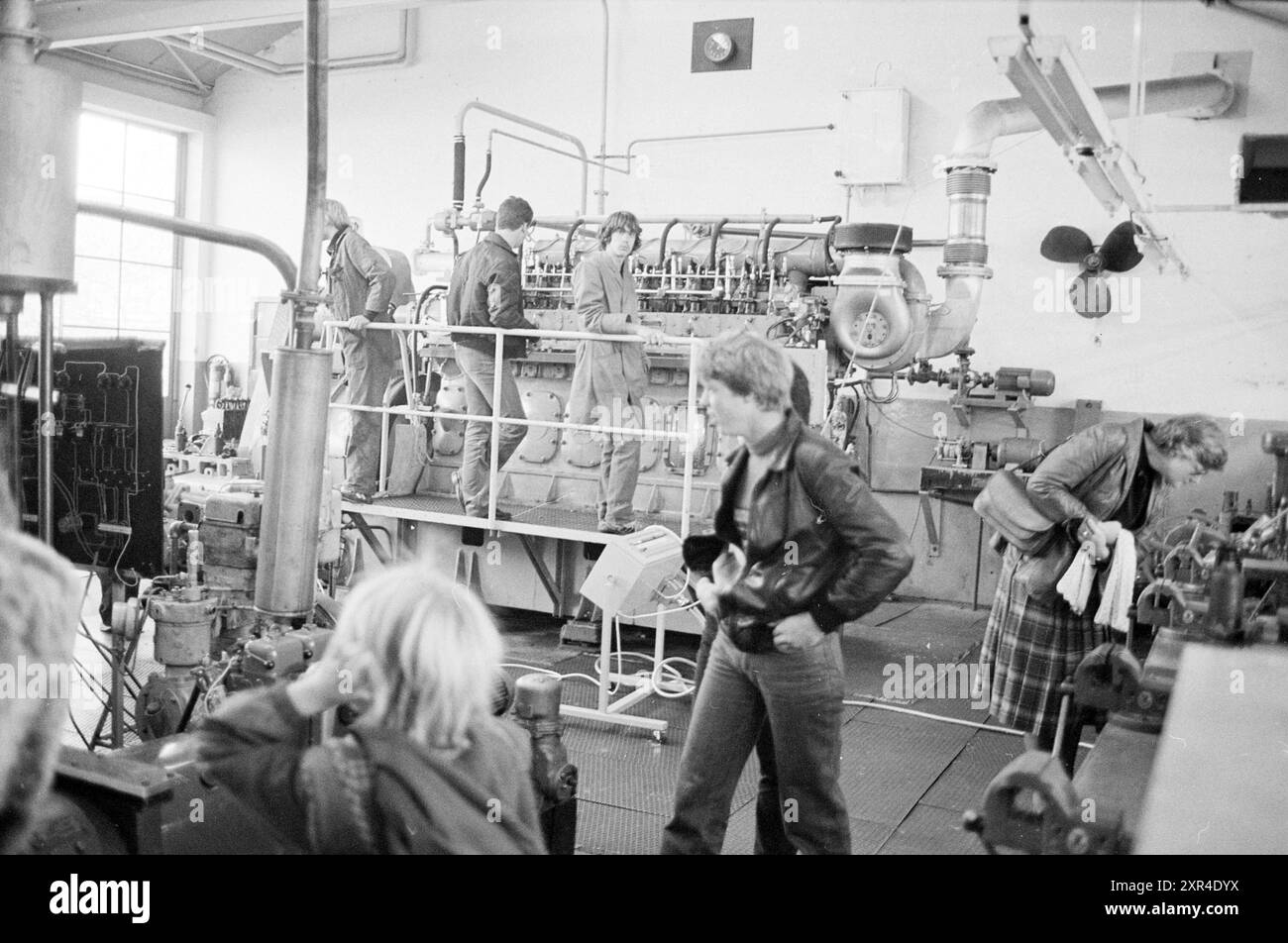 Journée portes ouvertes de l'école maritime d'IJmuiden, journée portes ouvertes et journées portes ouvertes, maritime Shipping, IJmuiden, pays-Bas, 01-11-1980, Whizgle Dutch News : des images historiques sur mesure pour l'avenir. Explorez le passé néerlandais avec des perspectives modernes grâce à des images d'agences néerlandaises. Concilier les événements d'hier avec les perspectives de demain. Embarquez pour un voyage intemporel avec des histoires qui façonnent notre avenir. Banque D'Images