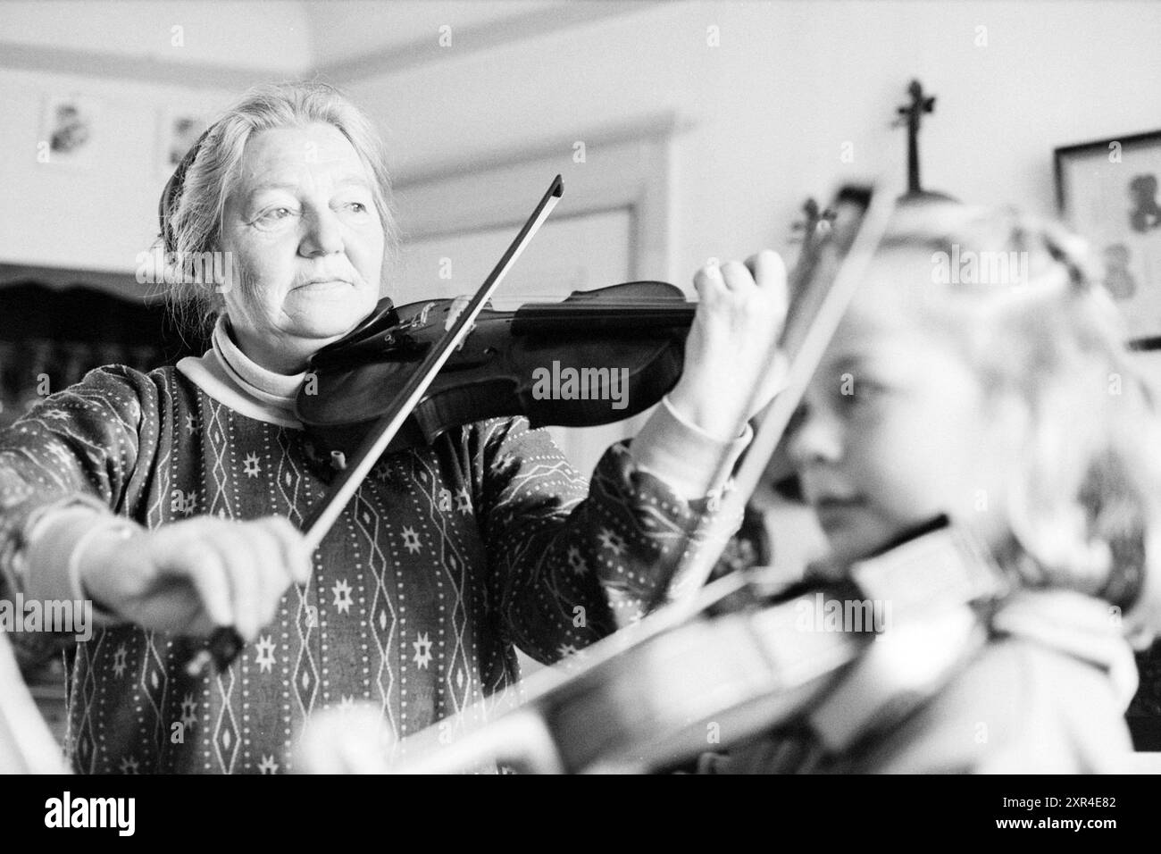 MRS Boon, professeur de violon de la passion, Haarlem, pays-Bas, 11-04-1996, Whizgle Dutch News : des images historiques sur mesure pour l'avenir. Explorez le passé néerlandais avec des perspectives modernes grâce à des images d'agences néerlandaises. Concilier les événements d'hier avec les perspectives de demain. Embarquez pour un voyage intemporel avec des histoires qui façonnent notre avenir. Banque D'Images