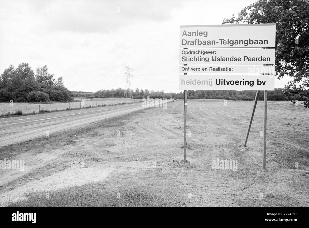 Signature pour la construction d'une piste de trot et d'une piste d'ambling pour le compte de la Fondation islandaise du cheval à Spaarnwoude, Spaarnwoude, 26-07-1992, Whizgle Dutch News : images historiques sur mesure pour l'avenir. Explorez le passé néerlandais avec des perspectives modernes grâce à des images d'agences néerlandaises. Concilier les événements d'hier avec les perspectives de demain. Embarquez pour un voyage intemporel avec des histoires qui façonnent notre avenir. Banque D'Images