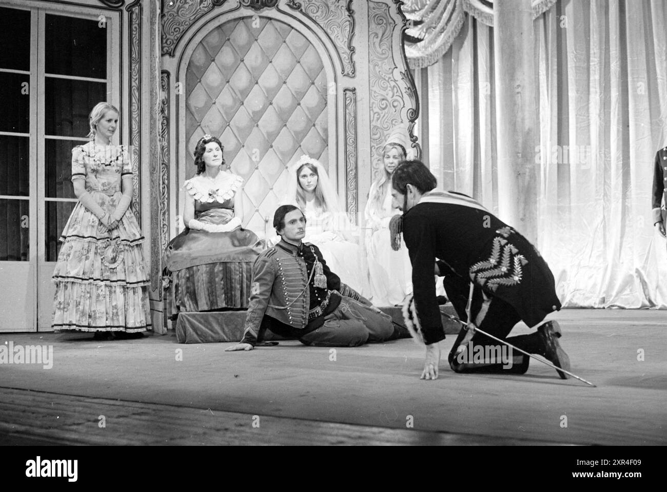 Théâtre, drame costumé, comédie, Whizgle Dutch News : des images historiques sur mesure pour l'avenir. Explorez le passé néerlandais avec des perspectives modernes grâce à des images d'agences néerlandaises. Concilier les événements d'hier avec les perspectives de demain. Embarquez pour un voyage intemporel avec des histoires qui façonnent notre avenir. Banque D'Images