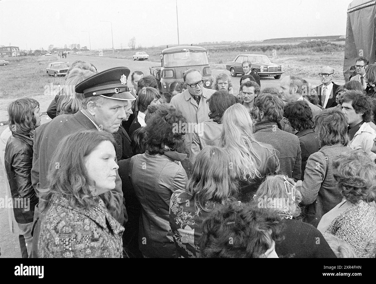 Les résidents de caravanes bloquent la route dans le Waarderpolder, caravanes, camps de caravanes, résidents de caravanes, 14-10-1974, Whizgle Dutch News : des images historiques sur mesure pour l'avenir. Explorez le passé néerlandais avec des perspectives modernes grâce à des images d'agences néerlandaises. Concilier les événements d'hier avec les perspectives de demain. Embarquez pour un voyage intemporel avec des histoires qui façonnent notre avenir. Banque D'Images