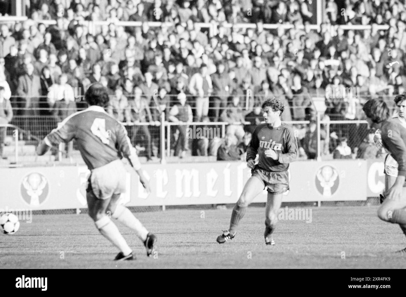 Football Haarlem - F.C. Utrecht 5-1, Haarlem, Jan Gijzenkade, pays-Bas, 04-12-1983, Whizgle Dutch News : des images historiques sur mesure pour l'avenir. Explorez le passé néerlandais avec des perspectives modernes grâce à des images d'agences néerlandaises. Concilier les événements d'hier avec les perspectives de demain. Embarquez pour un voyage intemporel avec des histoires qui façonnent notre avenir. Banque D'Images