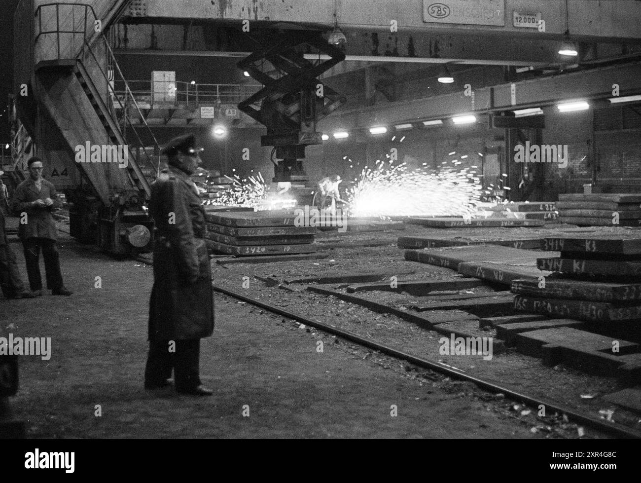 Service de sécurité sur les rondes nocturnes, Hoogovens, 08-06-1961, Whizgle Dutch News : images historiques sur mesure pour l'avenir. Explorez le passé néerlandais avec des perspectives modernes grâce à des images d'agences néerlandaises. Concilier les événements d'hier avec les perspectives de demain. Embarquez pour un voyage intemporel avec des histoires qui façonnent notre avenir. Banque D'Images