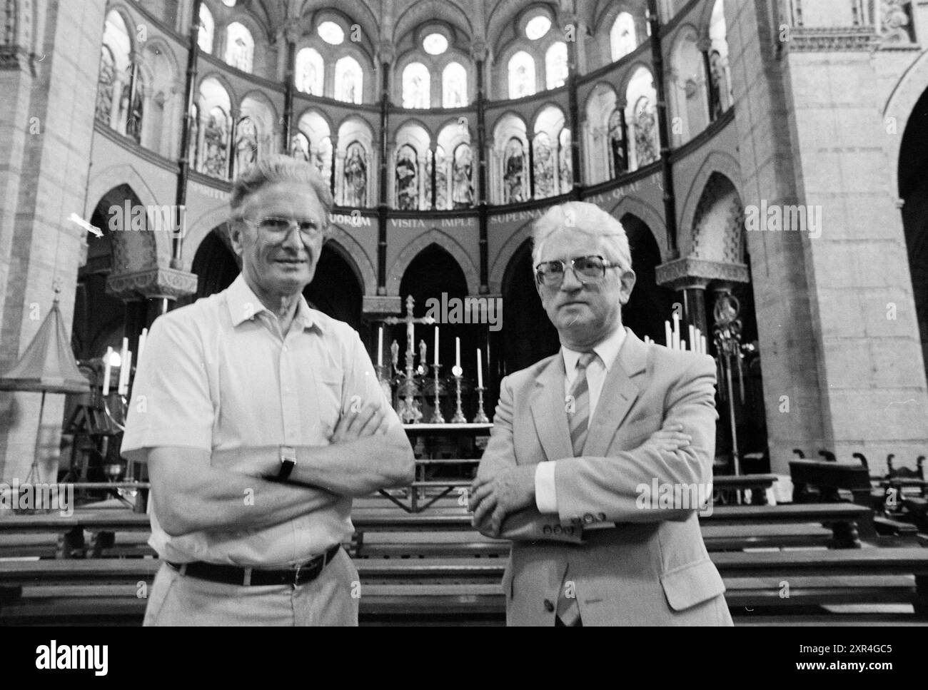 Plebaan Jan van der Zalm (à droite) avec vitrage à la galerie d'honneur dans la basilique Cathédrale de Saint-Bavon, vitraux, verrerie, verre en général, Églises, Haarlem, Leidsevaart, pays-Bas, 20-06-1989, Whizgle Dutch News : des images historiques sur mesure pour l'avenir. Explorez le passé néerlandais avec des perspectives modernes grâce à des images d'agences néerlandaises. Concilier les événements d'hier avec les perspectives de demain. Embarquez pour un voyage intemporel avec des histoires qui façonnent notre avenir. Banque D'Images