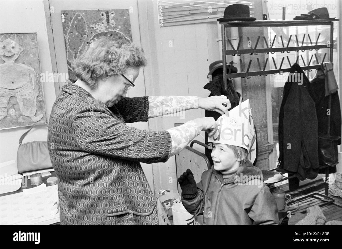 Enfants avec des chapeaux en papier en raison de la semaine du livre pour enfants, Haarlem, pays-Bas, 05-11-1966, Whizgle Dutch News : images historiques adaptées pour l'avenir. Explorez le passé néerlandais avec des perspectives modernes grâce à des images d'agences néerlandaises. Concilier les événements d'hier avec les perspectives de demain. Embarquez pour un voyage intemporel avec des histoires qui façonnent notre avenir. Banque D'Images