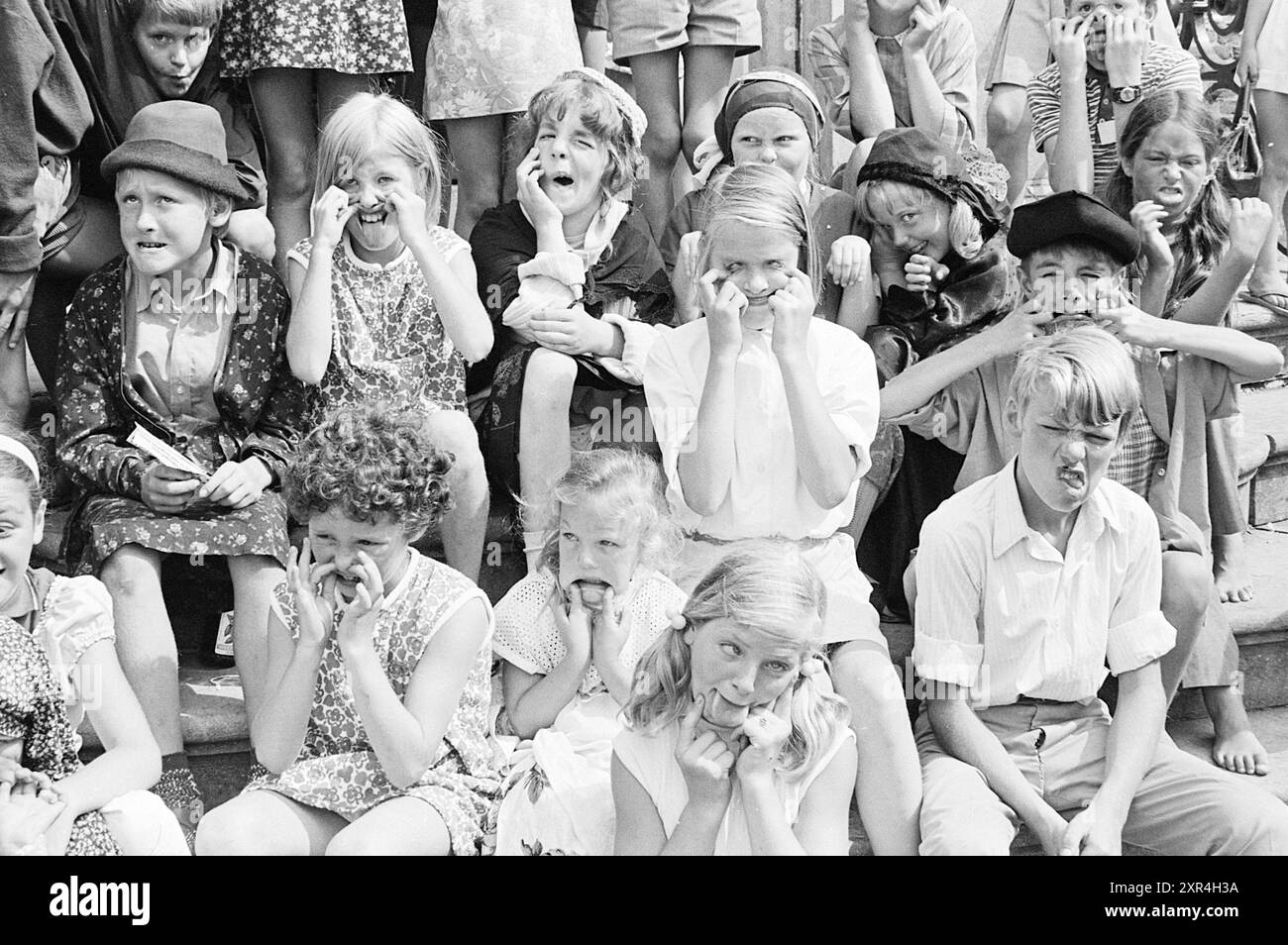 Crazy faces sur scène, Théâtre, 09-08-1969, Whizgle Dutch News : images historiques sur mesure pour l'avenir. Explorez le passé néerlandais avec des perspectives modernes grâce à des images d'agences néerlandaises. Concilier les événements d'hier avec les perspectives de demain. Embarquez pour un voyage intemporel avec des histoires qui façonnent notre avenir. Banque D'Images