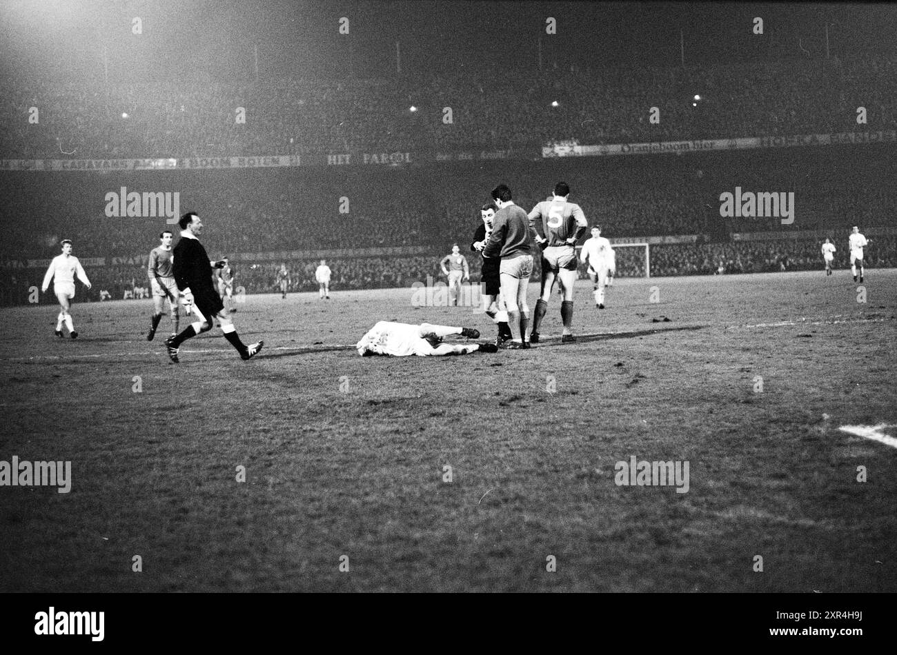 Football European Cup 1 Liverpool - FC Köln, Rotterdam, de Kuip, 24-03-1965, Whizgle Néerlandais Actualités : des images historiques sur mesure pour l'avenir. Explorez le passé néerlandais avec des perspectives modernes grâce à des images d'agences néerlandaises. Concilier les événements d'hier avec les perspectives de demain. Embarquez pour un voyage intemporel avec des histoires qui façonnent notre avenir. Banque D'Images