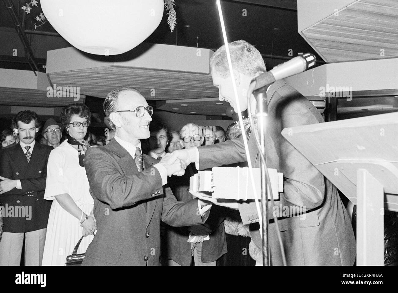 Ouverture du centre commercial plein 7 Nieuw-Vennep, boutiques et kiosques, Nieuw-Vennep, plein 7, 22-11-1977, Whizgle Dutch News : des images historiques sur mesure pour l'avenir. Explorez le passé néerlandais avec des perspectives modernes grâce à des images d'agences néerlandaises. Concilier les événements d'hier avec les perspectives de demain. Embarquez pour un voyage intemporel avec des histoires qui façonnent notre avenir. Banque D'Images Ouverture du centre commercial plein 7 Nieuw-Vennep, boutiques et kiosques, Nieuw-Vennep, plein 7, 22-11-1977, Whizgle Dutch News : des images historiques sur mesure pour l'avenir. Explorez le passé néerlandais avec des perspectives modernes grâce à des images d'agences néerlandaises. Concilier les événements d'hier avec les perspectives de demain. Embarquez pour un voyage intemporel avec des histoires qui façonnent notre avenir. Banque D'Images