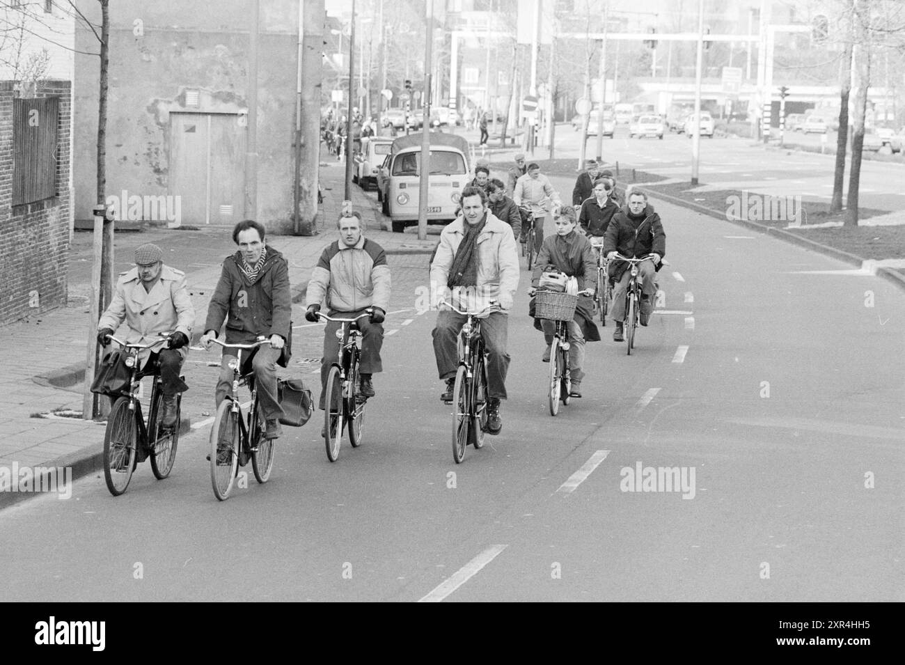 Foules de cyclistes, cyclisme, pistes cyclables, cyclistes, 16-03-1983, Whizgle Dutch News : des images historiques sur mesure pour l'avenir. Explorez le passé néerlandais avec des perspectives modernes grâce à des images d'agences néerlandaises. Concilier les événements d'hier avec les perspectives de demain. Embarquez pour un voyage intemporel avec des histoires qui façonnent notre avenir. Banque D'Images