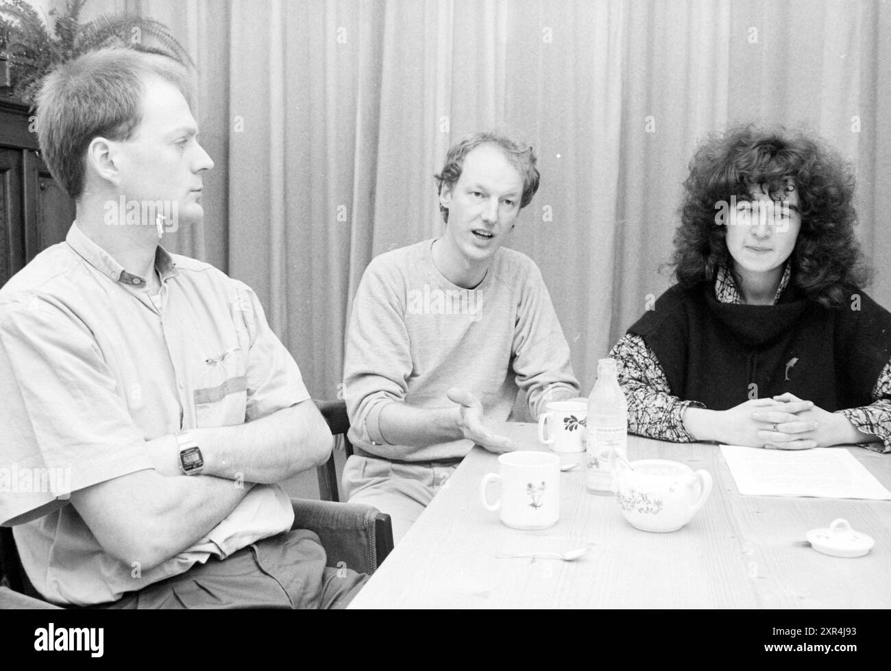 Trois personnes, Association d'intérêt national pour les médecins de base, médecins, 23-01-1985, Whizgle Dutch News : images historiques adaptées pour l'avenir. Explorez le passé néerlandais avec des perspectives modernes grâce à des images d'agences néerlandaises. Concilier les événements d'hier avec les perspectives de demain. Embarquez pour un voyage intemporel avec des histoires qui façonnent notre avenir. Banque D'Images