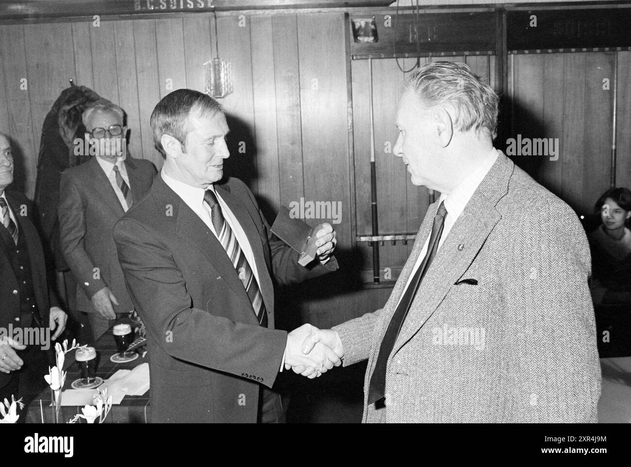 Remise d'une médaille de billard sportive à un homme plus âgé (au club de billard ADO), 12-02-1979, Whizgle Dutch News : images historiques sur mesure pour l'avenir. Explorez le passé néerlandais avec des perspectives modernes grâce à des images d'agences néerlandaises. Concilier les événements d'hier avec les perspectives de demain. Embarquez pour un voyage intemporel avec des histoires qui façonnent notre avenir. Banque D'Images