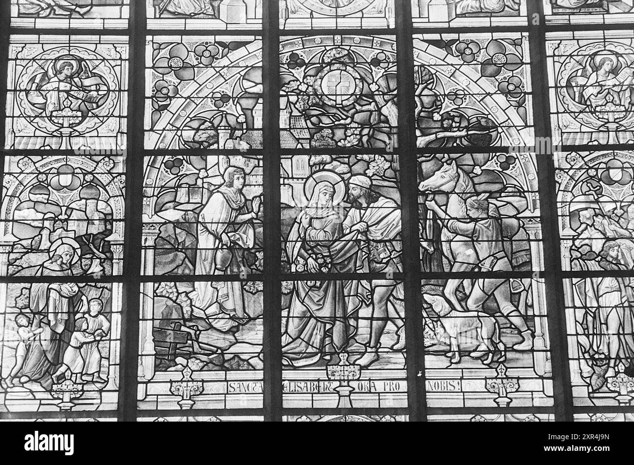 Vitrail, Sancta Elisabeth Ora pro nobis!, 19-09-1970, Whizgle Dutch News : images historiques sur mesure pour l'avenir. Explorez le passé néerlandais avec des perspectives modernes grâce à des images d'agences néerlandaises. Concilier les événements d'hier avec les perspectives de demain. Embarquez pour un voyage intemporel avec des histoires qui façonnent notre avenir. Banque D'Images