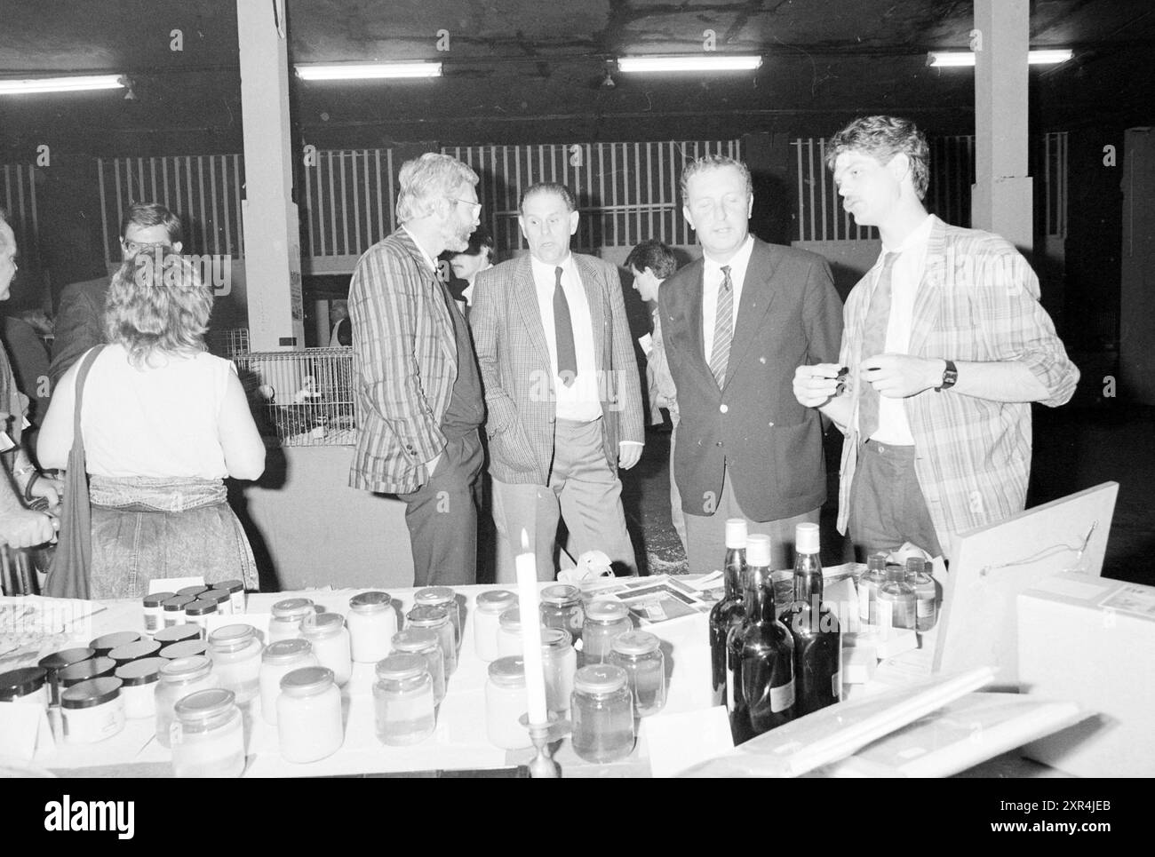 Ouverture du marché des loisirs IJmuiden, marché, ouverture, ouvertures, mise en service, IJmuiden, pays-Bas, 11-09-1987, Whizgle Dutch News : des images historiques sur mesure pour l'avenir. Explorez le passé néerlandais avec des perspectives modernes grâce à des images d'agences néerlandaises. Concilier les événements d'hier avec les perspectives de demain. Embarquez pour un voyage intemporel avec des histoires qui façonnent notre avenir. Banque D'Images