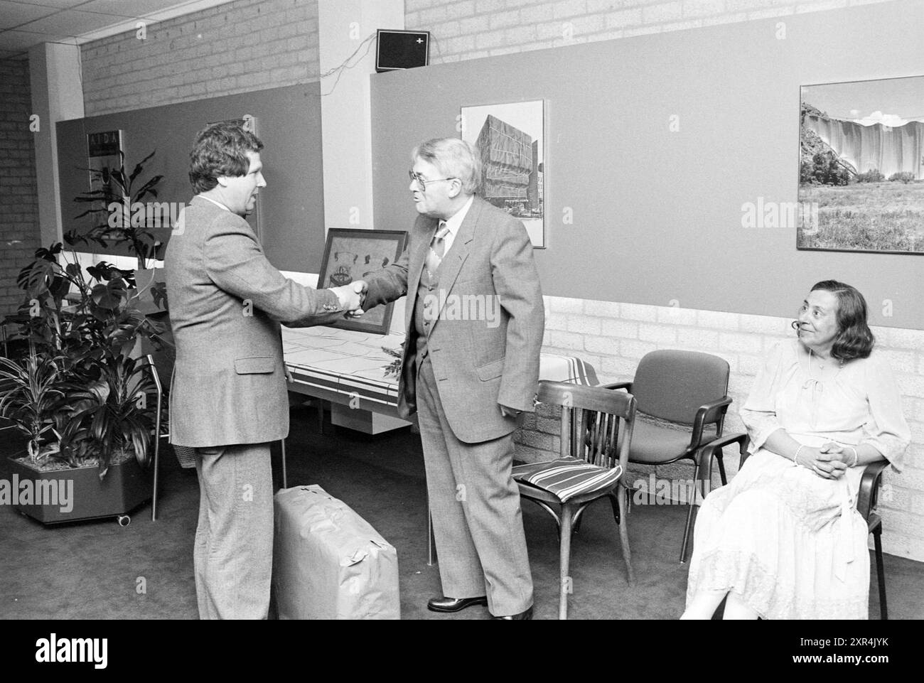 Adieu J. van Rosmalen Spectrum, Spectrum, 28-05-1982, Whizgle Dutch News : images historiques adaptées pour l'avenir. Explorez le passé néerlandais avec des perspectives modernes grâce à des images d'agences néerlandaises. Concilier les événements d'hier avec les perspectives de demain. Embarquez pour un voyage intemporel avec des histoires qui façonnent notre avenir. Banque D'Images