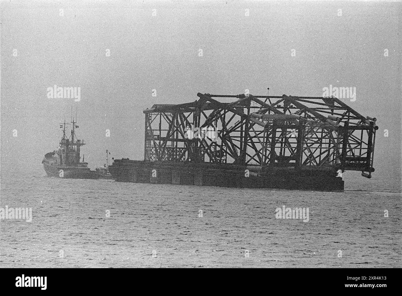 La plate-forme pétrolière voiles de IJmuiden, navires, 10-07-1974, Whizgle Dutch News : images historiques sur mesure pour l'avenir. Explorez le passé néerlandais avec des perspectives modernes grâce à des images d'agences néerlandaises. Concilier les événements d'hier avec les perspectives de demain. Embarquez pour un voyage intemporel avec des histoires qui façonnent notre avenir. Banque D'Images