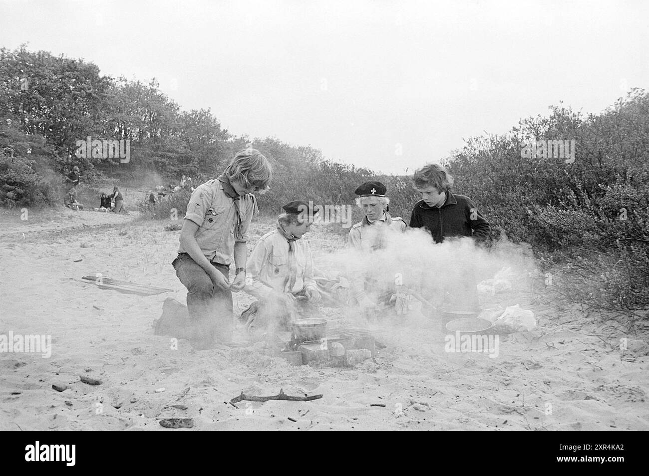 Camp de cuisine des jeunes dans les dunes, Whizgle Dutch News : images historiques adaptées pour l'avenir. Explorez le passé néerlandais avec des perspectives modernes grâce à des images d'agences néerlandaises. Concilier les événements d'hier avec les perspectives de demain. Embarquez pour un voyage intemporel avec des histoires qui façonnent notre avenir. Banque D'Images