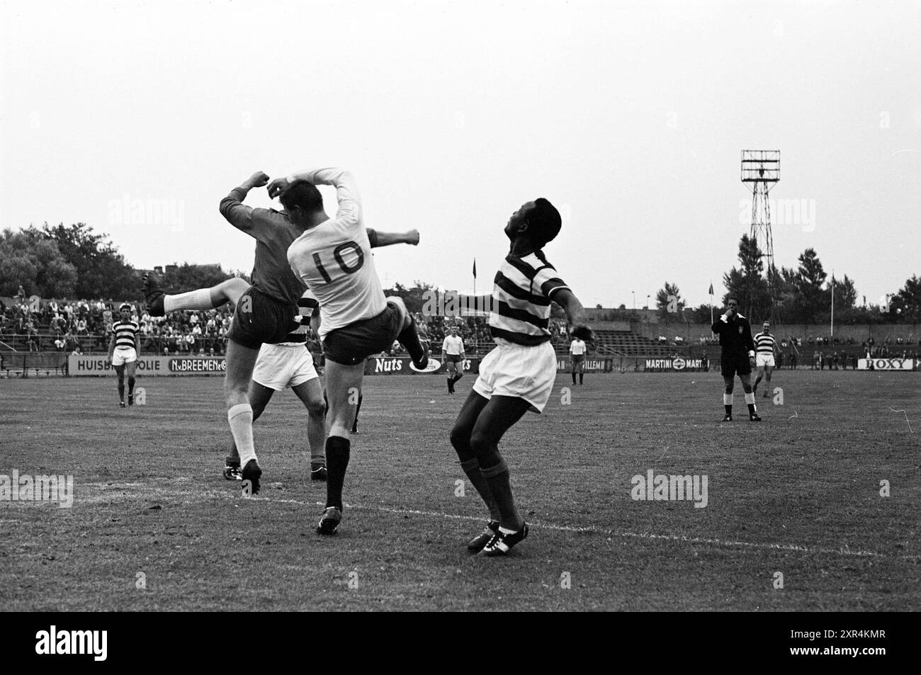 Football, Haarlem, pays-Bas, 00-00-1964, Whizgle Dutch News : des images historiques sur mesure pour l'avenir. Explorez le passé néerlandais avec des perspectives modernes grâce à des images d'agences néerlandaises. Concilier les événements d'hier avec les perspectives de demain. Embarquez pour un voyage intemporel avec des histoires qui façonnent notre avenir. Banque D'Images