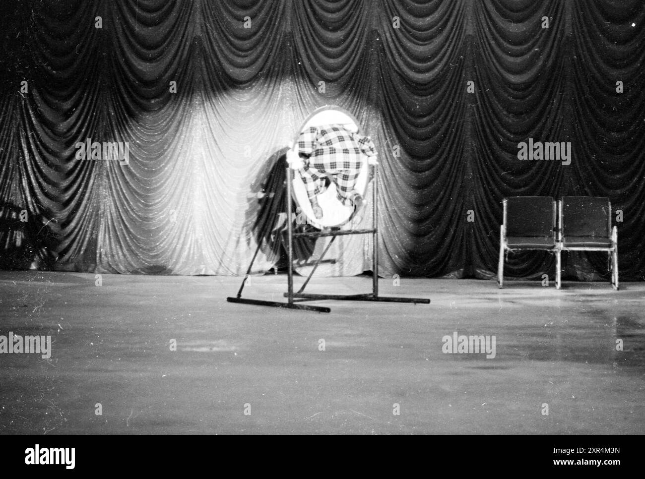 Report congé sur glace 1966, glace, patinoire, hockey sur glace, 00-11-1966, Whizgle Dutch News : des images historiques sur mesure pour l'avenir. Explorez le passé néerlandais avec des perspectives modernes grâce à des images d'agences néerlandaises. Concilier les événements d'hier avec les perspectives de demain. Embarquez pour un voyage intemporel avec des histoires qui façonnent notre avenir. Banque D'Images