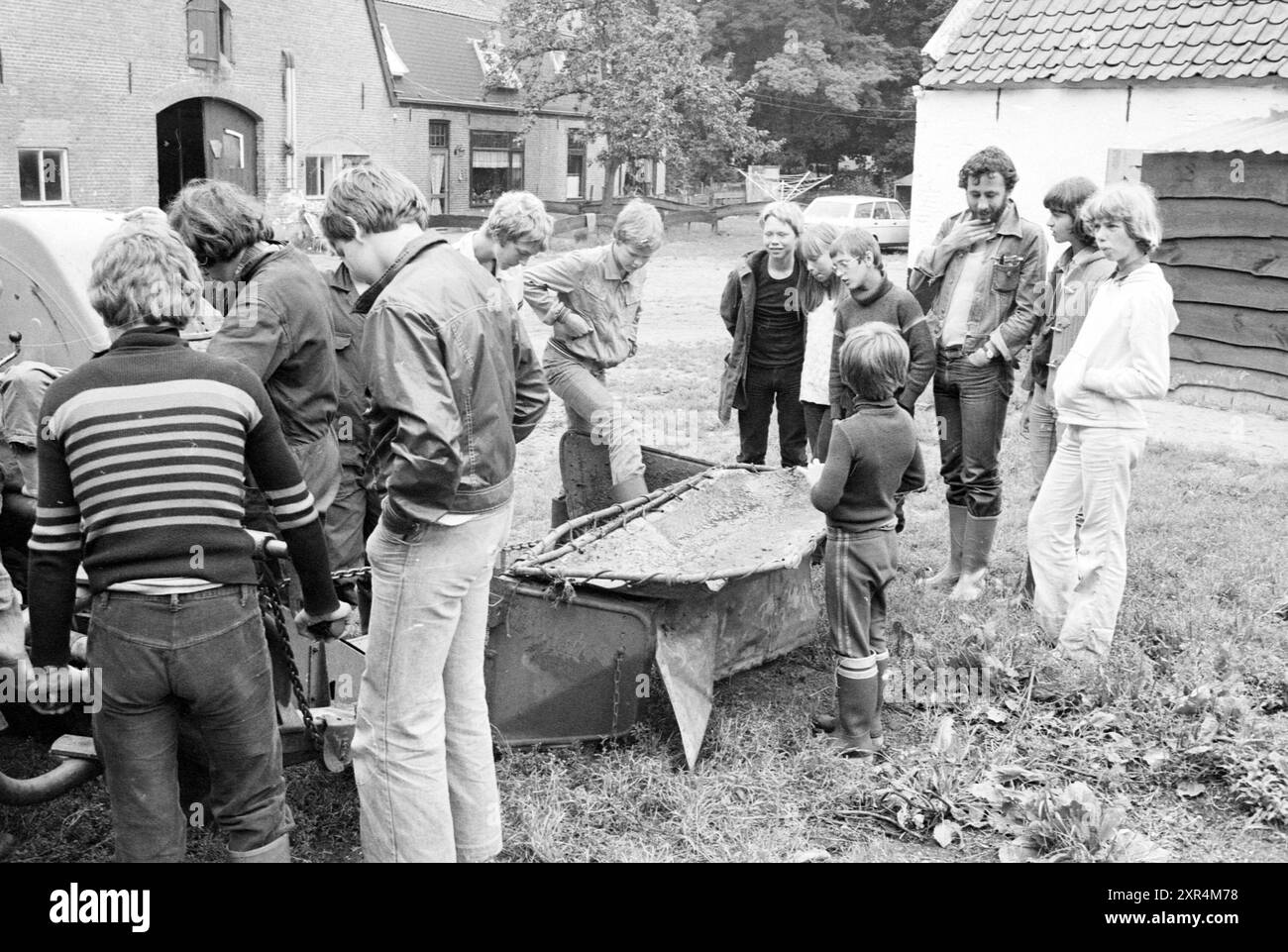 Producteur de fromage Ede, fromage, vacances, vacanciers, Ede, 19-07-1979, Whizgle Dutch News : des images historiques sur mesure pour l'avenir. Explorez le passé néerlandais avec des perspectives modernes grâce à des images d'agences néerlandaises. Concilier les événements d'hier avec les perspectives de demain. Embarquez pour un voyage intemporel avec des histoires qui façonnent notre avenir. Banque D'Images