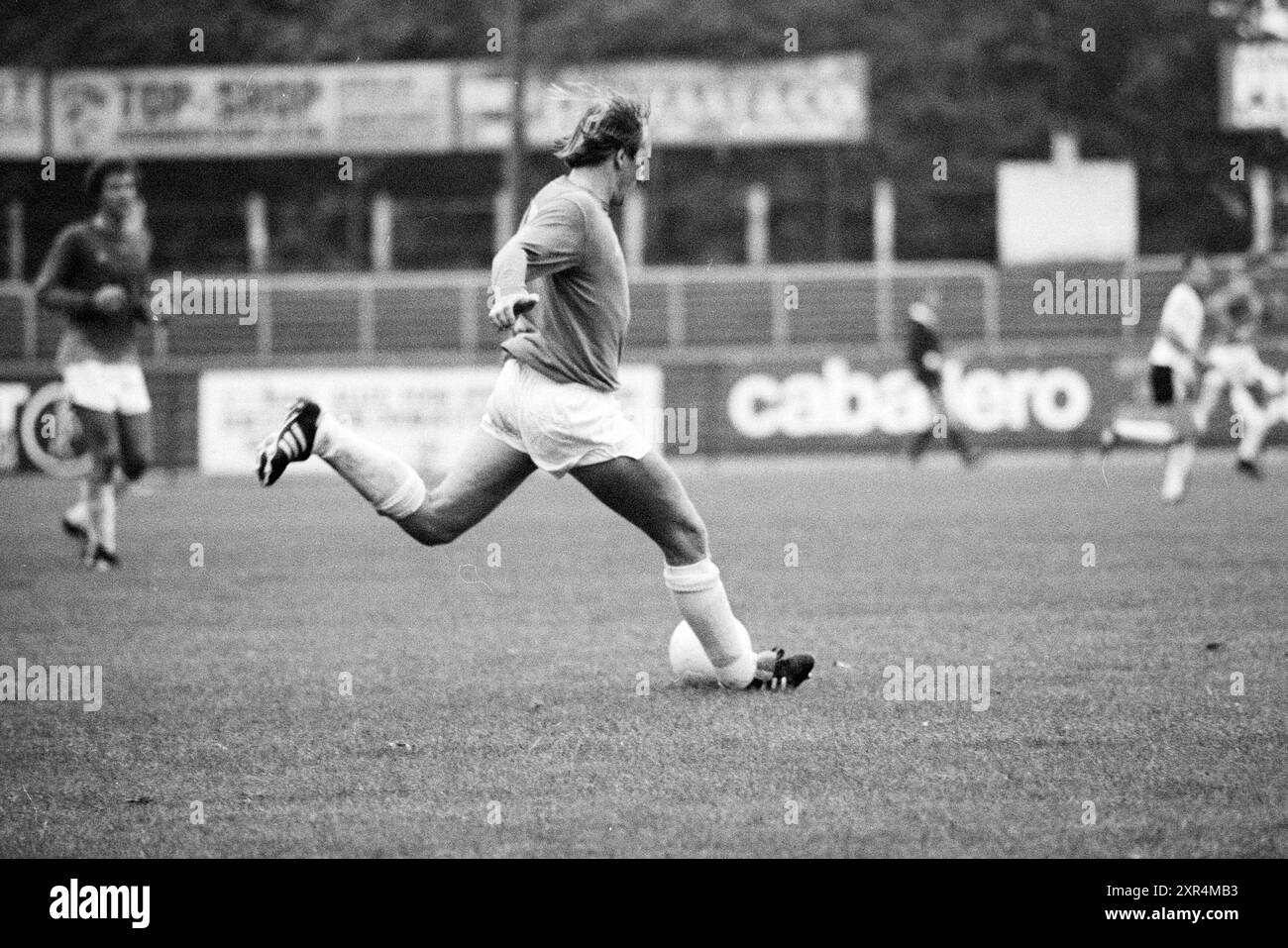 Portrait d'un joueur de football : jouer sur le terrain et poser, 00-08-1980, Whizgle Dutch News : images historiques adaptées pour l'avenir. Explorez le passé néerlandais avec des perspectives modernes grâce à des images d'agences néerlandaises. Concilier les événements d'hier avec les perspectives de demain. Embarquez pour un voyage intemporel avec des histoires qui façonnent notre avenir. Banque D'Images