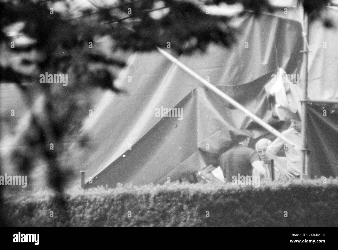 Ouverture de la tombe du roi Kong, War Remains, 17-06-1986, Whizgle Dutch News : images historiques sur mesure pour l'avenir. Explorez le passé néerlandais avec des perspectives modernes grâce à des images d'agences néerlandaises. Concilier les événements d'hier avec les perspectives de demain. Embarquez pour un voyage intemporel avec des histoires qui façonnent notre avenir. Banque D'Images