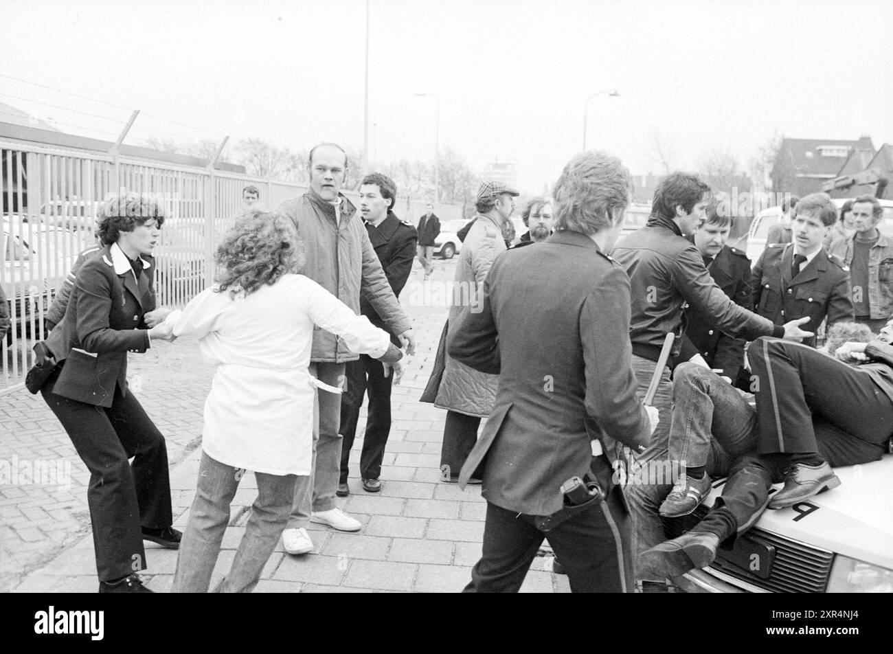 Towing Away Chip shop by police, police, 18-03-1983, Whizgle Dutch News : images historiques sur mesure pour l'avenir. Explorez le passé néerlandais avec des perspectives modernes grâce à des images d'agences néerlandaises. Concilier les événements d'hier avec les perspectives de demain. Embarquez pour un voyage intemporel avec des histoires qui façonnent notre avenir. Banque D'Images