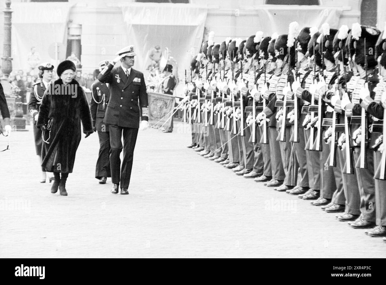 Visite d'État de trois jours du roi Juan Carlos d'Espagne et de la reine Sophie. Inspection de la garde d'honneur., 19-03-1980, Whizgle Dutch News : images historiques adaptées pour l'avenir. Explorez le passé néerlandais avec des perspectives modernes grâce à des images d'agences néerlandaises. Concilier les événements d'hier avec les perspectives de demain. Embarquez pour un voyage intemporel avec des histoires qui façonnent notre avenir. Banque D'Images
