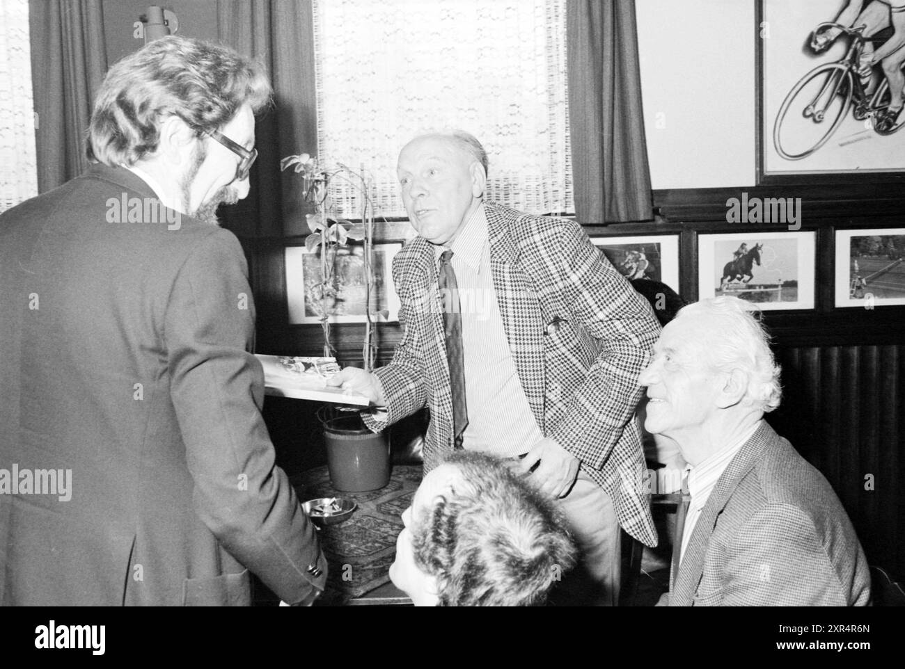 Présentation du livre 'A Century of Dutch Cycling. From Jaap Eden to Joop Zoetemelk' compilé par Wim van Eyle, publié par Het Spectrum. De Vliert, Den Bosch. Cyclisme. Livres et libraires., s-Hertogenbosch, 16-12-1980, Whizgle Dutch News : images historiques sur mesure pour l'avenir. Explorez le passé néerlandais avec des perspectives modernes grâce à des images d'agences néerlandaises. Concilier les événements d'hier avec les perspectives de demain. Embarquez pour un voyage intemporel avec des histoires qui façonnent notre avenir. Banque D'Images
