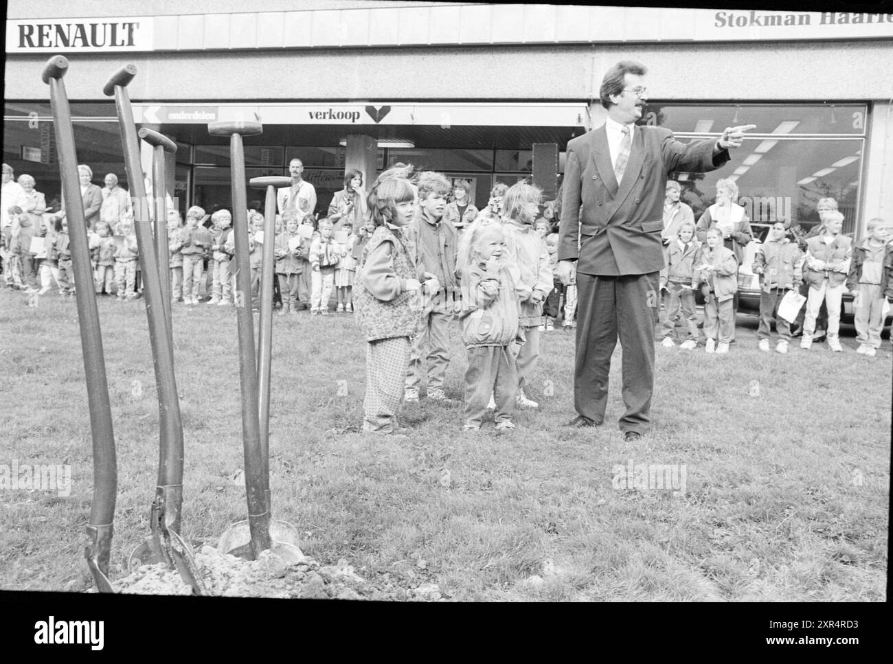 Plantez un arbre, Ministre Alders, 22-09-1991, Whizgle Dutch News : images historiques sur mesure pour l'avenir. Explorez le passé néerlandais avec des perspectives modernes grâce à des images d'agences néerlandaises. Concilier les événements d'hier avec les perspectives de demain. Embarquez pour un voyage intemporel avec des histoires qui façonnent notre avenir. Banque D'Images