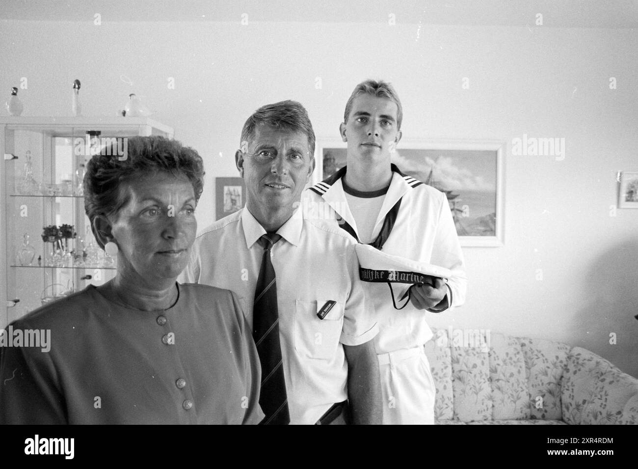 Marin de la Royal Navy van Eynsbergen avec ses parents, prêt pour sa mission dans le golfe Persique, 17-08-1990, Whizgle Dutch News : images historiques sur mesure pour l'avenir. Explorez le passé néerlandais avec des perspectives modernes grâce à des images d'agences néerlandaises. Concilier les événements d'hier avec les perspectives de demain. Embarquez pour un voyage intemporel avec des histoires qui façonnent notre avenir. Banque D'Images
